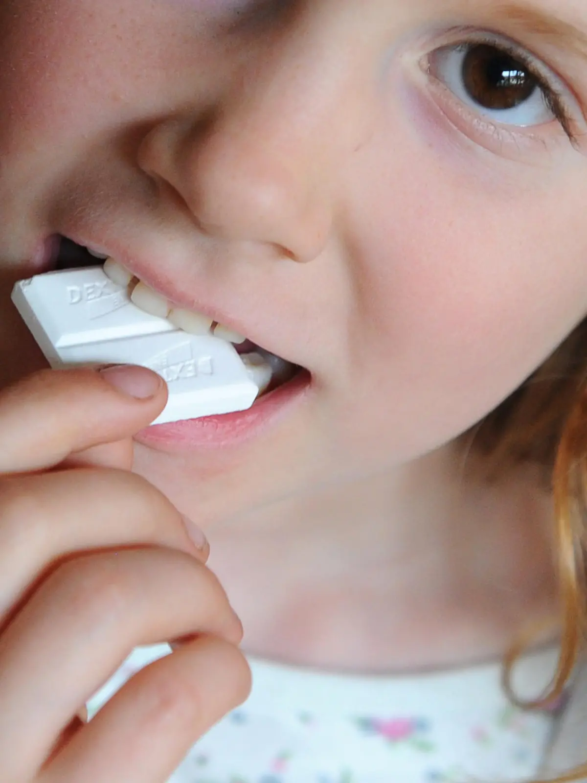Ein Mädchen, das an Diabetes Typ 1 erkrankt ist, hat einen Traubenzucker in ihrem Mund, aufgenommen am 26.4.2011 in Berlin. Vor allem für Typ-1-Diabetiker besteht das Risiko einer schweren Unterzuckerung (Hypoglykämie), auf die bei rechtzeitigem Erkennen mit der zügigen Einnahme eines Traubenzuckers reagiert werden kann, um den Blutzuckerspiegel schnellstmöglich wieder zum Ansteigen zu bringen und einen sogenannten Zuckerschock mit einhergehender Bewusstlosigkeit zu verhindern. In den letzten Jahren stieg in Europa die Zahl an Neuerkrankungen von Kindern an Diabetes mellitus Typ 1 stetig an. Die Ursachen dieser Stoffwechselerkrankung sind nach wie vor unbekannt. Der Typ-1-Diabetes kann nur durch das Spritzen von Insulin therapiert werden. Eine Heilung ist bisher nicht möglich. Foto: Jens Kalaene