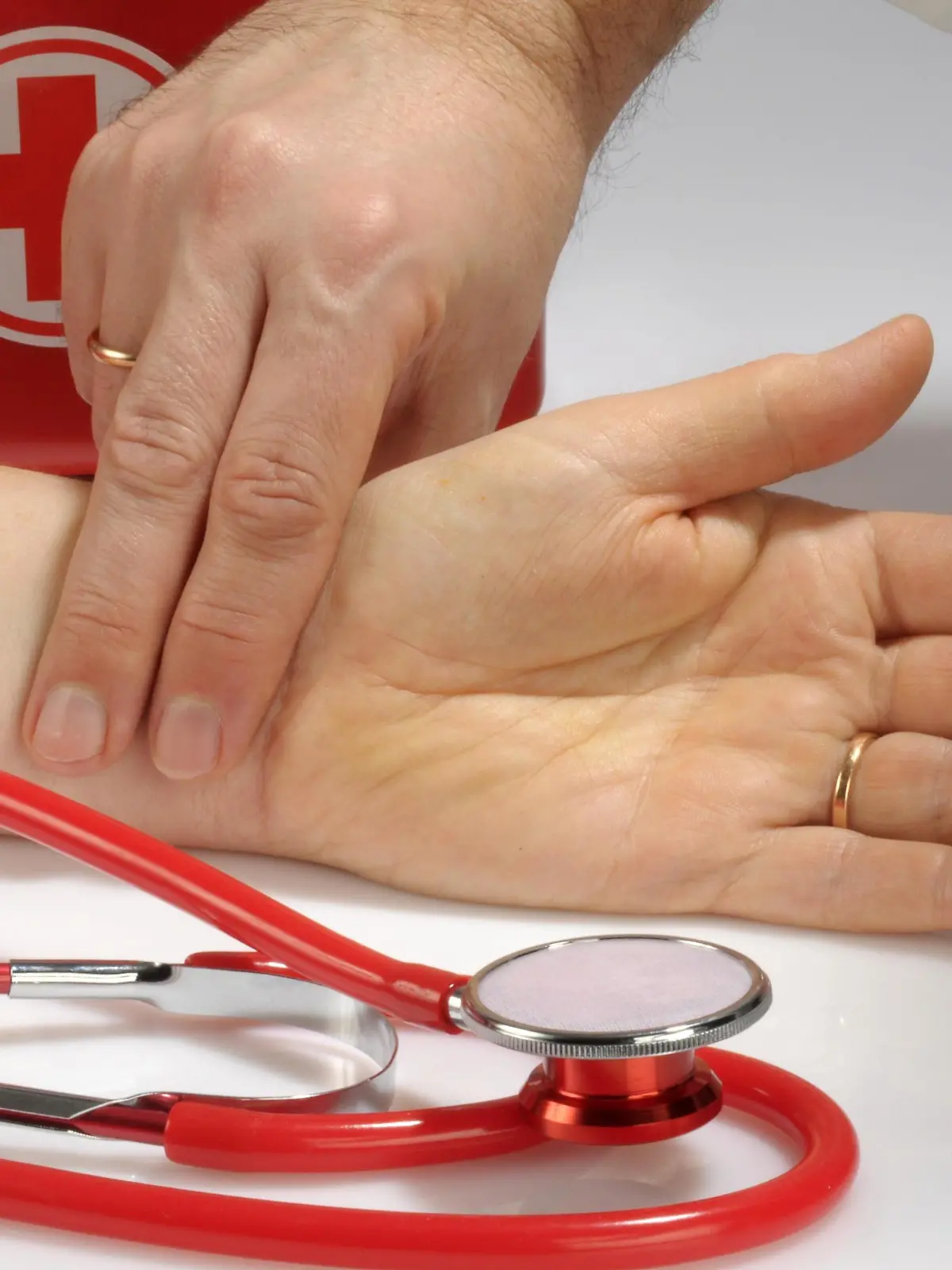 Arzt fühlt den Puls einer Patientin | Verwendung weltweit, Keine Weitergabe an Wiederverkäufer.