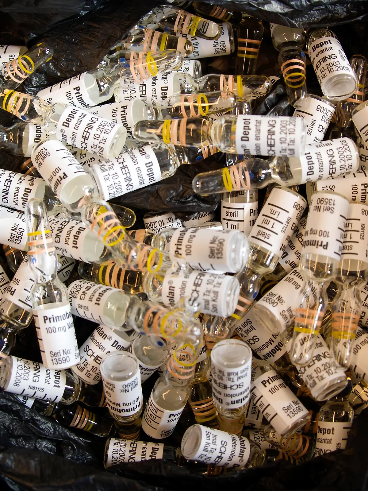 Sichergestelltes Anabolika liegt während der Pressekonferenz zur Vorstellung der Jahresbilanz 2011 des Zollfahndungsamtes Dresden auf einem Tisch des Zollfahndungsamtes, aufgenommen am 27.03.2012.   Foto: Arno Burgi