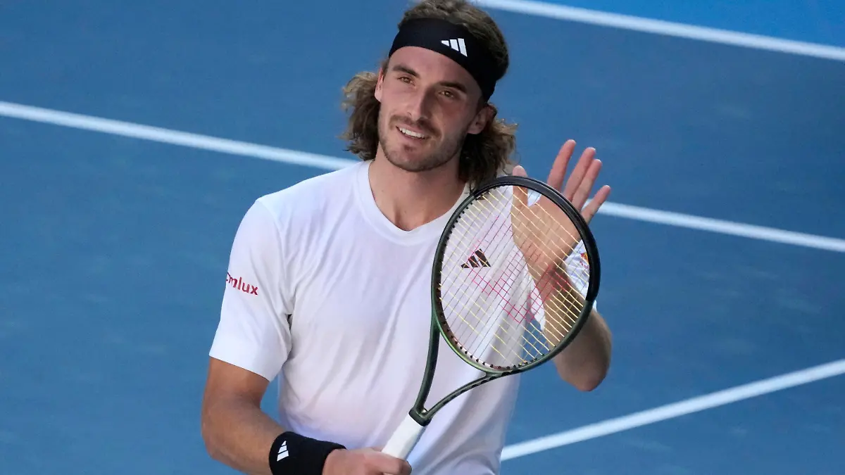 27.01.2023, Australien, Melbourne: Tennis: Grand Slam - Australian Open, Einzel, Herren, Halbfinale,  Chatschanow (Russland)- Tsitsipas (Griechenland): Stefanos Tsitsipas reagiert nach seinem Sieg. Foto: Aaron Favila/AP/dpa +++ dpa-Bildfunk +++