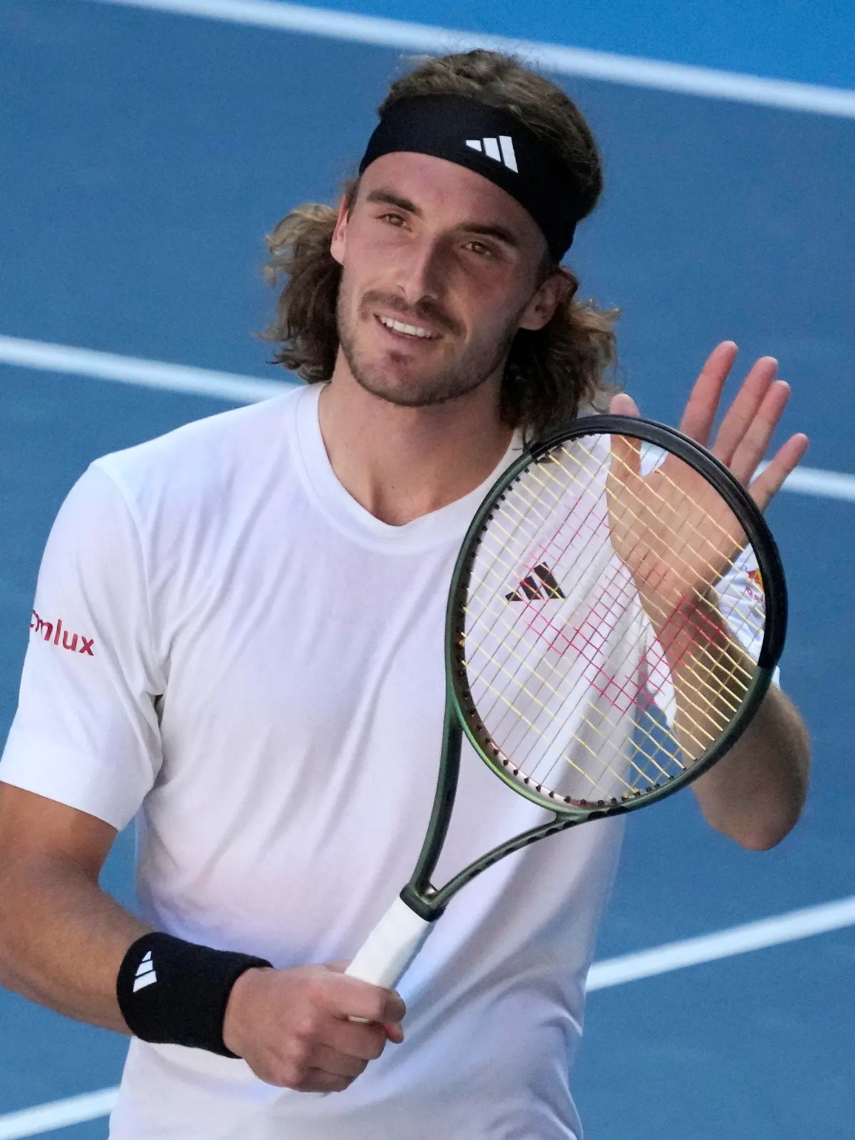 27.01.2023, Australien, Melbourne: Tennis: Grand Slam - Australian Open, Einzel, Herren, Halbfinale,  Chatschanow (Russland)- Tsitsipas (Griechenland): Stefanos Tsitsipas reagiert nach seinem Sieg. Foto: Aaron Favila/AP/dpa +++ dpa-Bildfunk +++