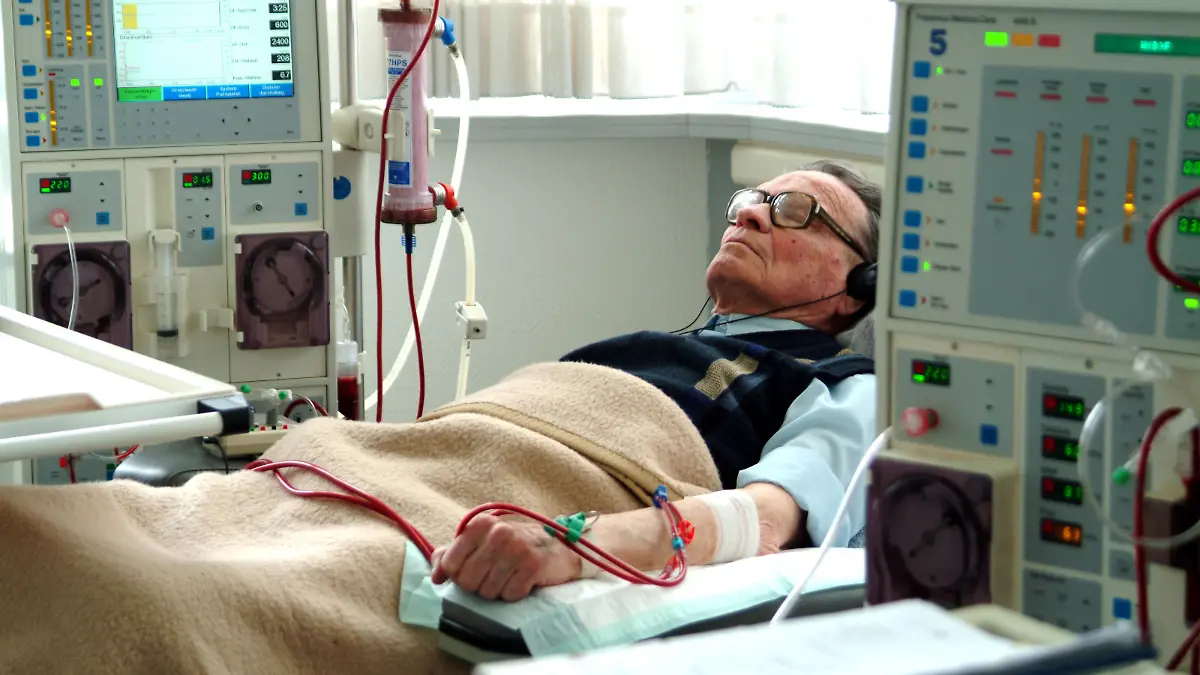 Ein Patient mit Kopfhörern und geschlossenen Augen entspannt sich bei Musik während der Blutwäsche am Dialyse-Gerät. Aufgenommen am 22.03.2004 in einer Dialysepraxis in Iserlohn. Ein wesentlicher Teil ihres Lebens ist für Patienten, die an einer Niereninsuffizienz erkrankt sind, die Dialyse. Zwei bis dreimal in der Woche müssen sie sich für fünf Stunden einer Blutwäsche unterziehen, da ihre Nieren diese Funktion nicht mehr gewährleisten. Zuwendung von Arzt und Arzthelferinnen sowie dem Dialysekrankenpfleger sind da besonders wichtig. Foto: Klaus Rose +++(c) dpa - Report+++ | Verwendung weltweit