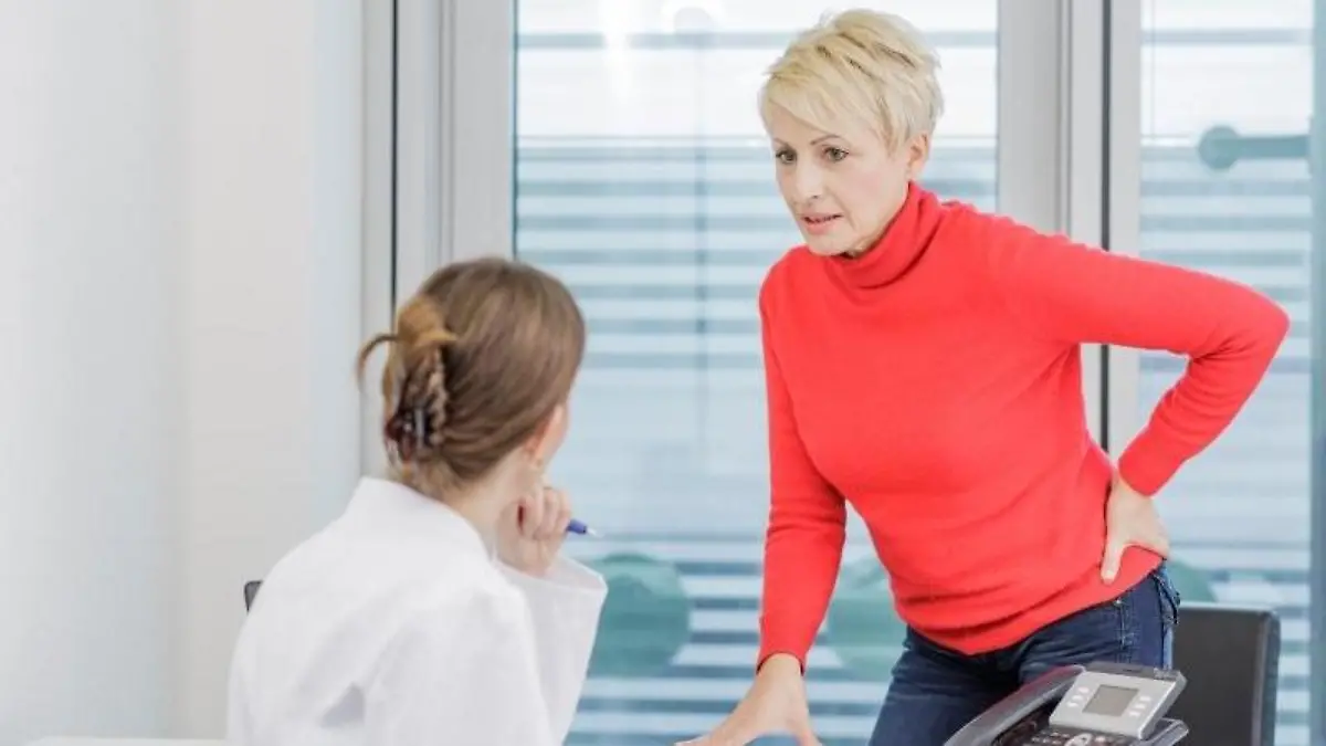 Wer länger als eine Woche Rückenschmerzen hat, sollte damit zum Arzt gehen. Gleiches gilt, wenn die Schmerzen in Arme oder Beine ausstrahlen. Foto: Monique Wüstenhagen