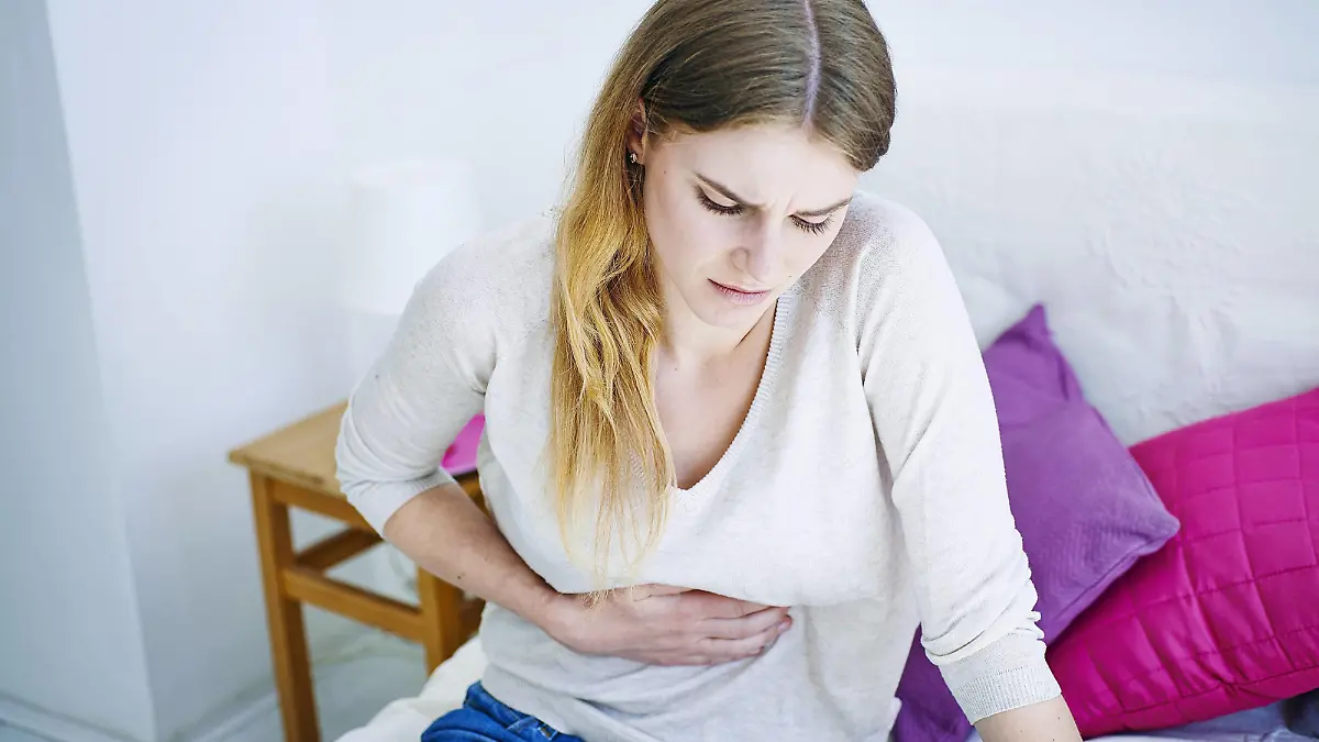 Junge Frau mit Reflux-Beschwerden