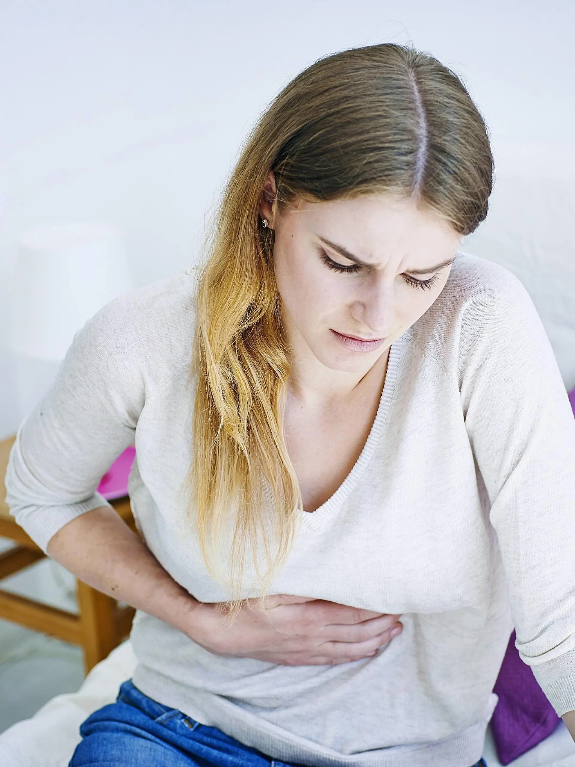 Junge Frau mit Reflux-Beschwerden
