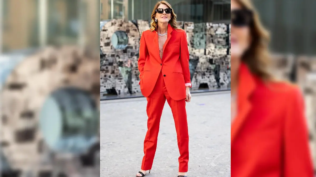 Modeikone Carine Roitfeld weiß wie es geht: Von oben bis unten verzaubert sie in einem roten Zweiteiler.