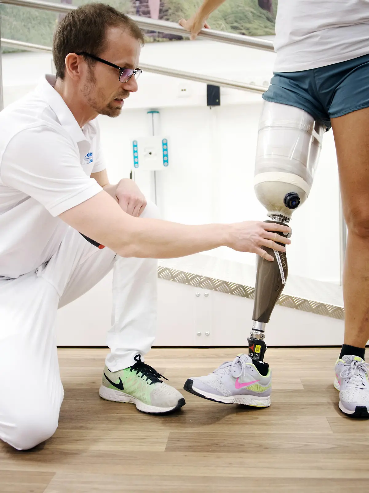 Orthopädie-Meister Oliver Tepper erläutert die Funktionsweise einer Prothese am 16.05.2017 in Frankfurt am Main (Hessen). Dem Patienten wurde der Unterschenkel amputiert und durch eine Hightech-Prothese in der Berufsgenossenschaftlichen Unfallklinik ersetzt. Foto: Andreas Arnold/dpa | Verwendung weltweit
