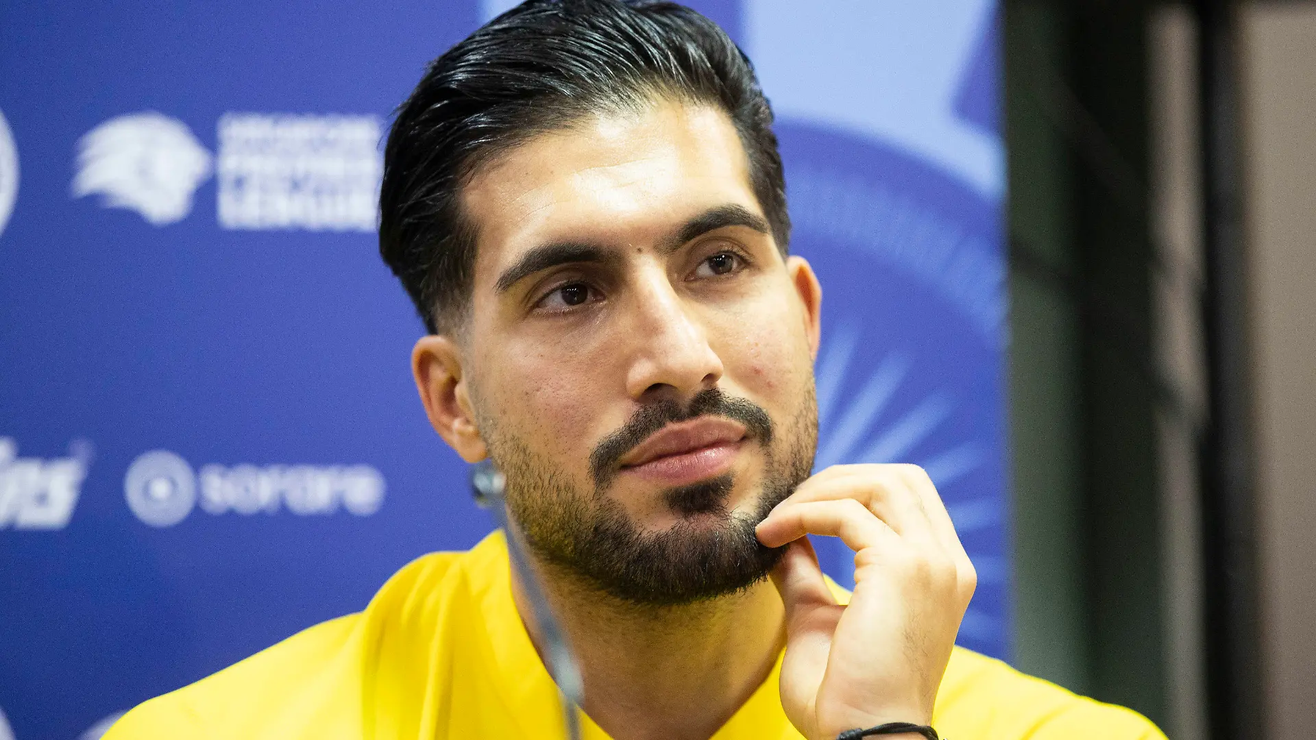 ARCHIV - 23.11.2022, Singapur: Fußball: Bundesliga, Asienreise von Borussia, Dortmunds Emre Can spricht während einer Pressekonferenz. Can glaubt an eine erfolgreiche Aufholjagd von Borussia Dortmund im Kampf um die Champions-League-Plätze. (zu dpa: «Can glaubt an erfolgreiche BVB-Aufholjagd: «Bin zuversichtlich»») Foto: Marco Steinbrenner/dpa +++ dpa-Bildfunk +++