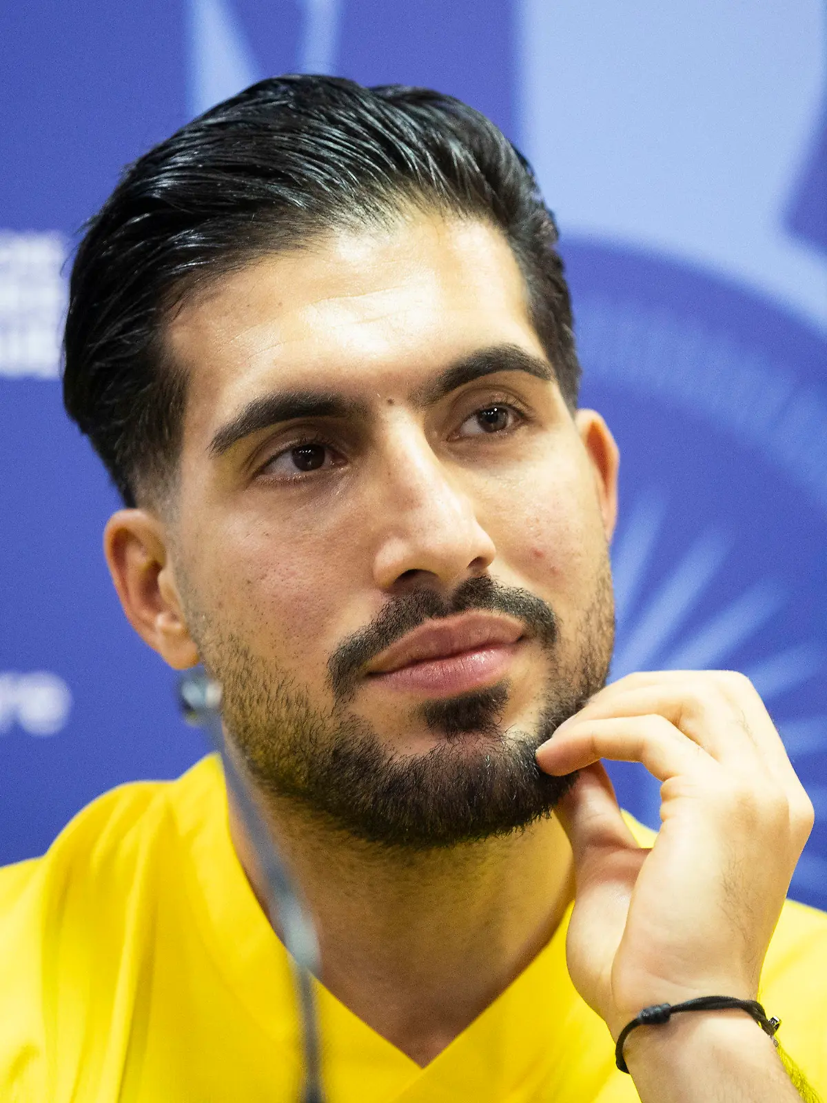 ARCHIV - 23.11.2022, Singapur: Fußball: Bundesliga, Asienreise von Borussia, Dortmunds Emre Can spricht während einer Pressekonferenz. Can glaubt an eine erfolgreiche Aufholjagd von Borussia Dortmund im Kampf um die Champions-League-Plätze. (zu dpa: «Can glaubt an erfolgreiche BVB-Aufholjagd: «Bin zuversichtlich»») Foto: Marco Steinbrenner/dpa +++ dpa-Bildfunk +++