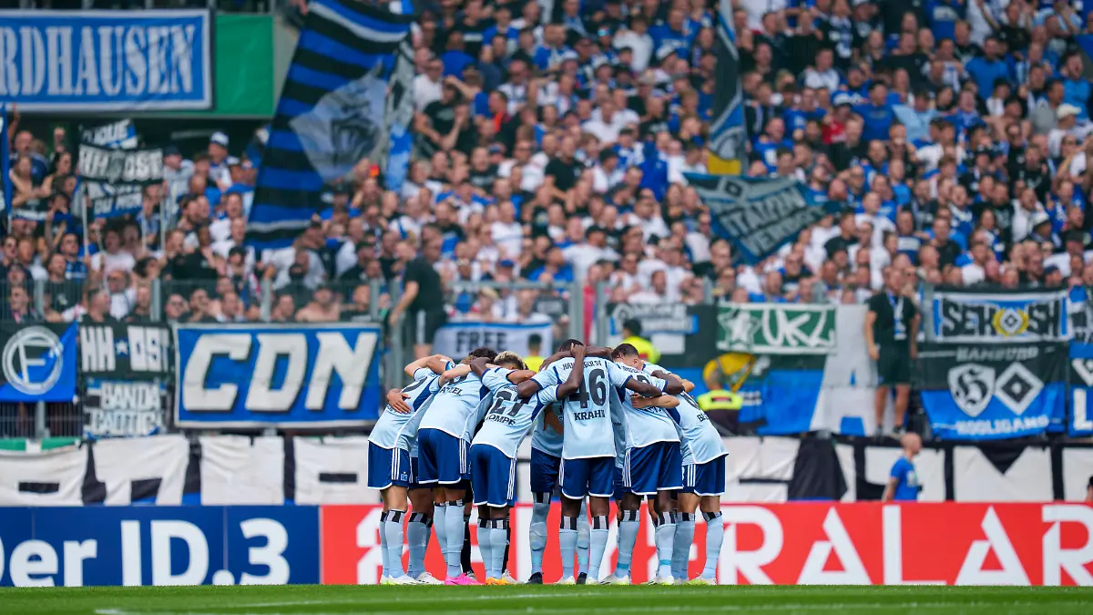 Fußball: DFB-Pokal: 1. Runde Rot-Weiss Essen - Hamburger SV am 13.08.2023 im Stadion an der Hafenstraße in Essen Nordrhein-Westfalen. Mannschaftskreis HSV vor dem Spiel DFL REGULATIONS PROHIBIT ANY USE OF PHOTOGRAPHS AS IMAGE SEQUENCES AND/OR QUASI-VIDEO. *** Soccer DFB Cup 1 Round Rot Weiss Essen Hamburger SV on 13 08 2023 in the stadium at the Hafenstraße in Essen North Rhine Westphalia team circle HSV before the game DFL REGULATES PROHIBIT ANY USE OF PHOTOGRAPHS AS IMAGE SEQUENCES AND OR QUASI VIDEO Copyright: xNeundorf/Kirchner-Mediax