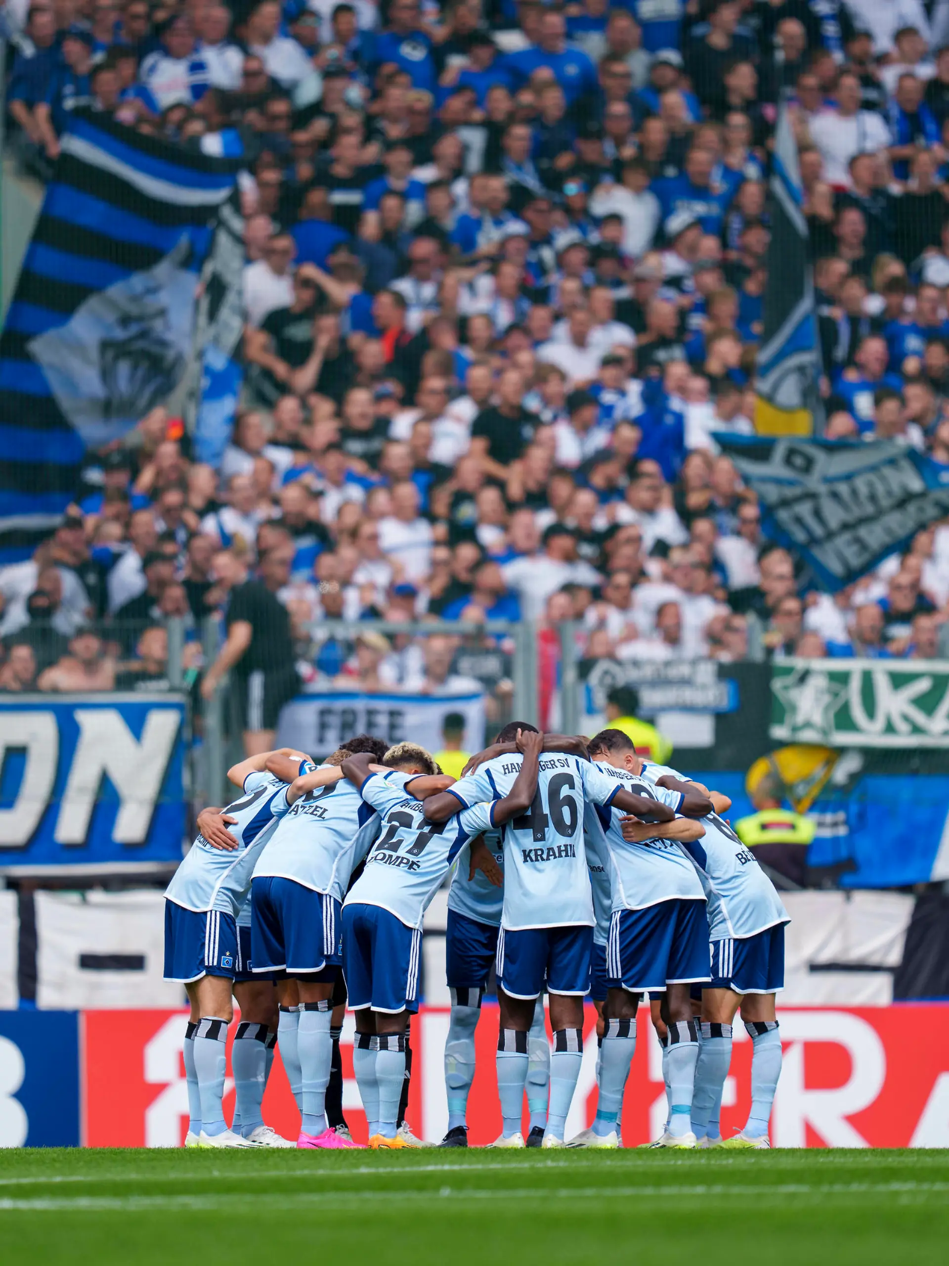 Fußball: DFB-Pokal: 1. Runde Rot-Weiss Essen - Hamburger SV am 13.08.2023 im Stadion an der Hafenstraße in Essen Nordrhein-Westfalen. Mannschaftskreis HSV vor dem Spiel DFL REGULATIONS PROHIBIT ANY USE OF PHOTOGRAPHS AS IMAGE SEQUENCES AND/OR QUASI-VIDEO. *** Soccer DFB Cup 1 Round Rot Weiss Essen Hamburger SV on 13 08 2023 in the stadium at the Hafenstraße in Essen North Rhine Westphalia team circle HSV before the game DFL REGULATES PROHIBIT ANY USE OF PHOTOGRAPHS AS IMAGE SEQUENCES AND OR QUASI VIDEO Copyright: xNeundorf/Kirchner-Mediax