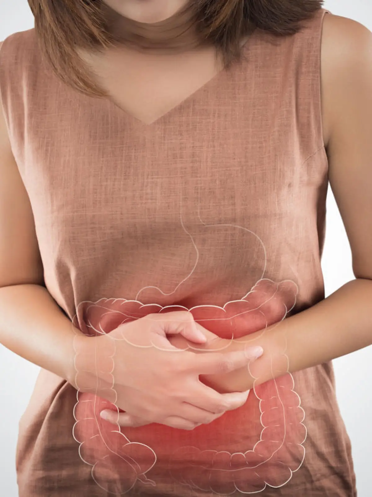 Divertikulitis im Dickdarm: Eine Frau hält sich den Bauch mit Illustration des Dickdarms