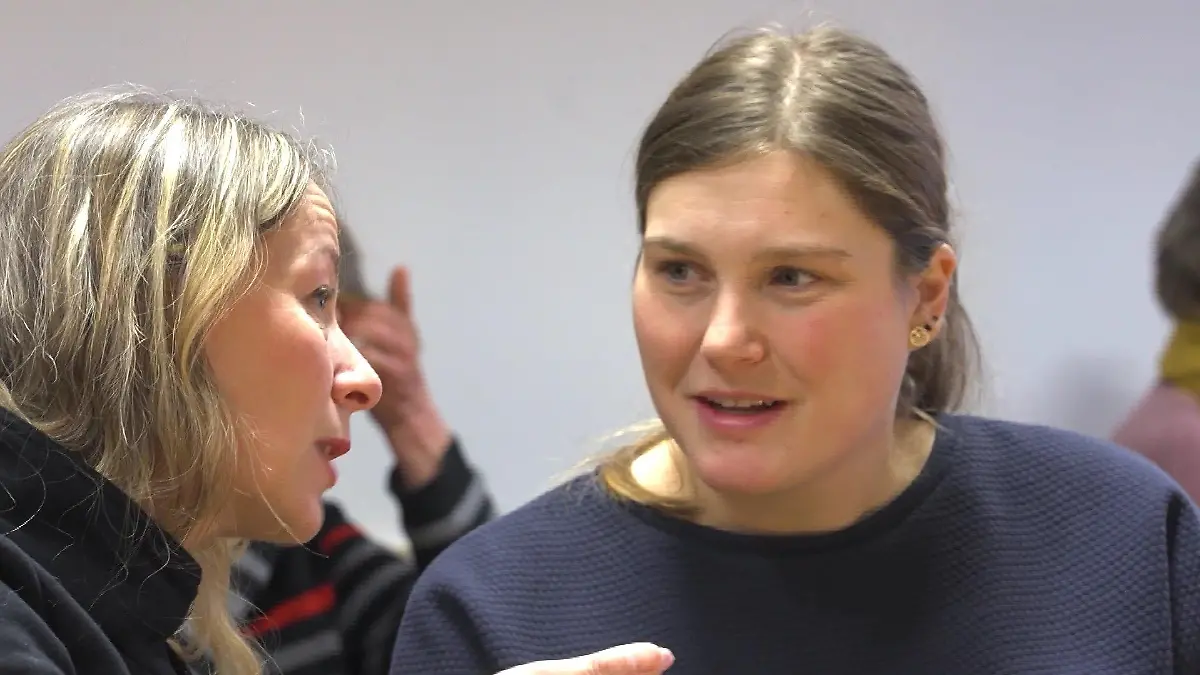Psychologin Jane König (l.) mit der Betroffenen, Tina Hesse.