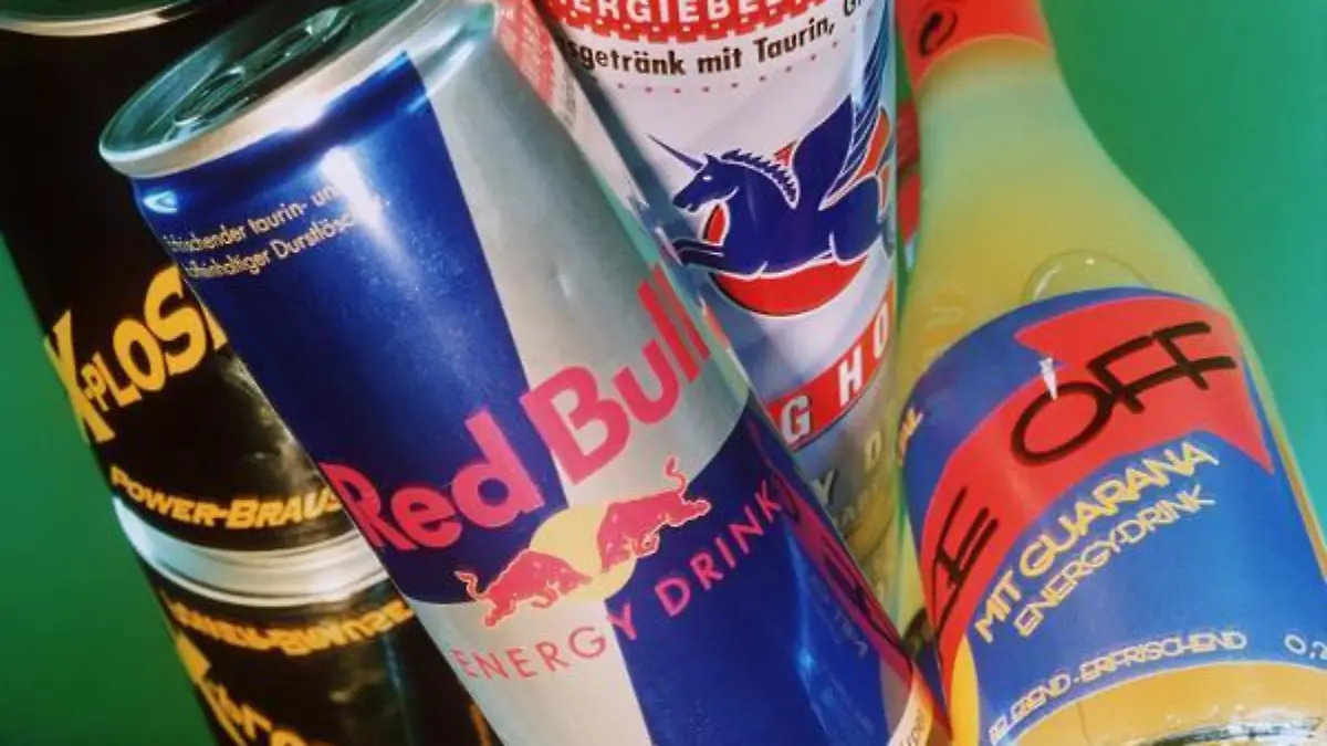 Energy-Drinks der verschiedensten Marken, aufgenommen am 15.2.1995 in Berlin. Bei vielen Jugendlichen sind die in der Werbung als besondere Energie-Spender oder Aufputscher angepriesenen Getränke sehr beliebt. Inhaltsstoffe wie Koffein, Taurin oder Guarana sollen stimulieren und vitalisieren. Ernährungsexperten jedoch sind sich noch uneins über die Wirkung der süßen Durstlöscher.