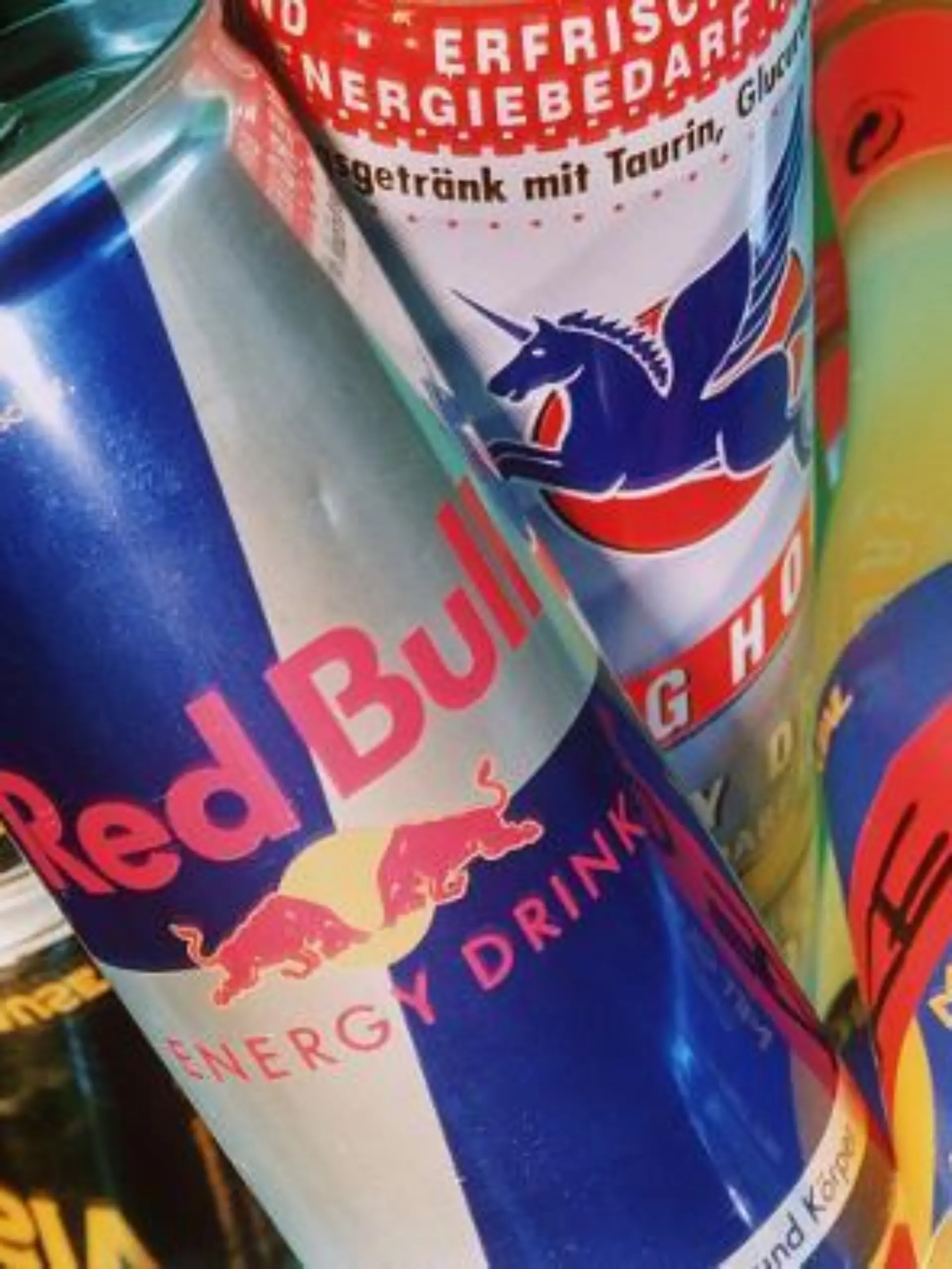 Energy-Drinks der verschiedensten Marken, aufgenommen am 15.2.1995 in Berlin. Bei vielen Jugendlichen sind die in der Werbung als besondere Energie-Spender oder Aufputscher angepriesenen Getränke sehr beliebt. Inhaltsstoffe wie Koffein, Taurin oder Guarana sollen stimulieren und vitalisieren. Ernährungsexperten jedoch sind sich noch uneins über die Wirkung der süßen Durstlöscher.