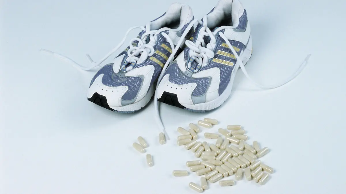 Gym shoes and L-Carnitin tablets / Turnschuhe und L-Carnitin-Tabletten / Nahrungsergaenzungsmittel, Nahrungsergänzungsmittel, Freisteller, cut out, Objekt, object, innen, Studio, indoor | Verwendung weltweit