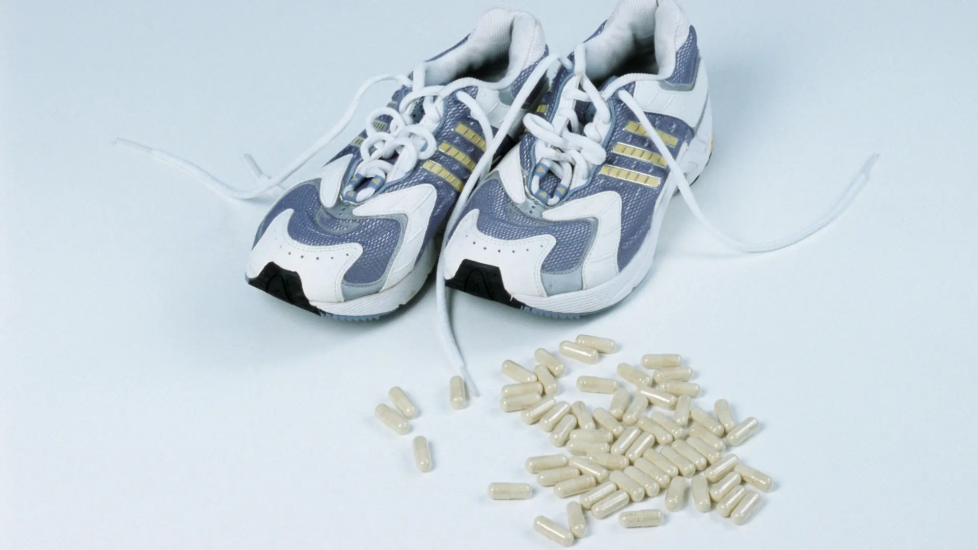 Gym shoes and L-Carnitin tablets / Turnschuhe und L-Carnitin-Tabletten / Nahrungsergaenzungsmittel, Nahrungsergänzungsmittel, Freisteller, cut out, Objekt, object, innen, Studio, indoor | Verwendung weltweit