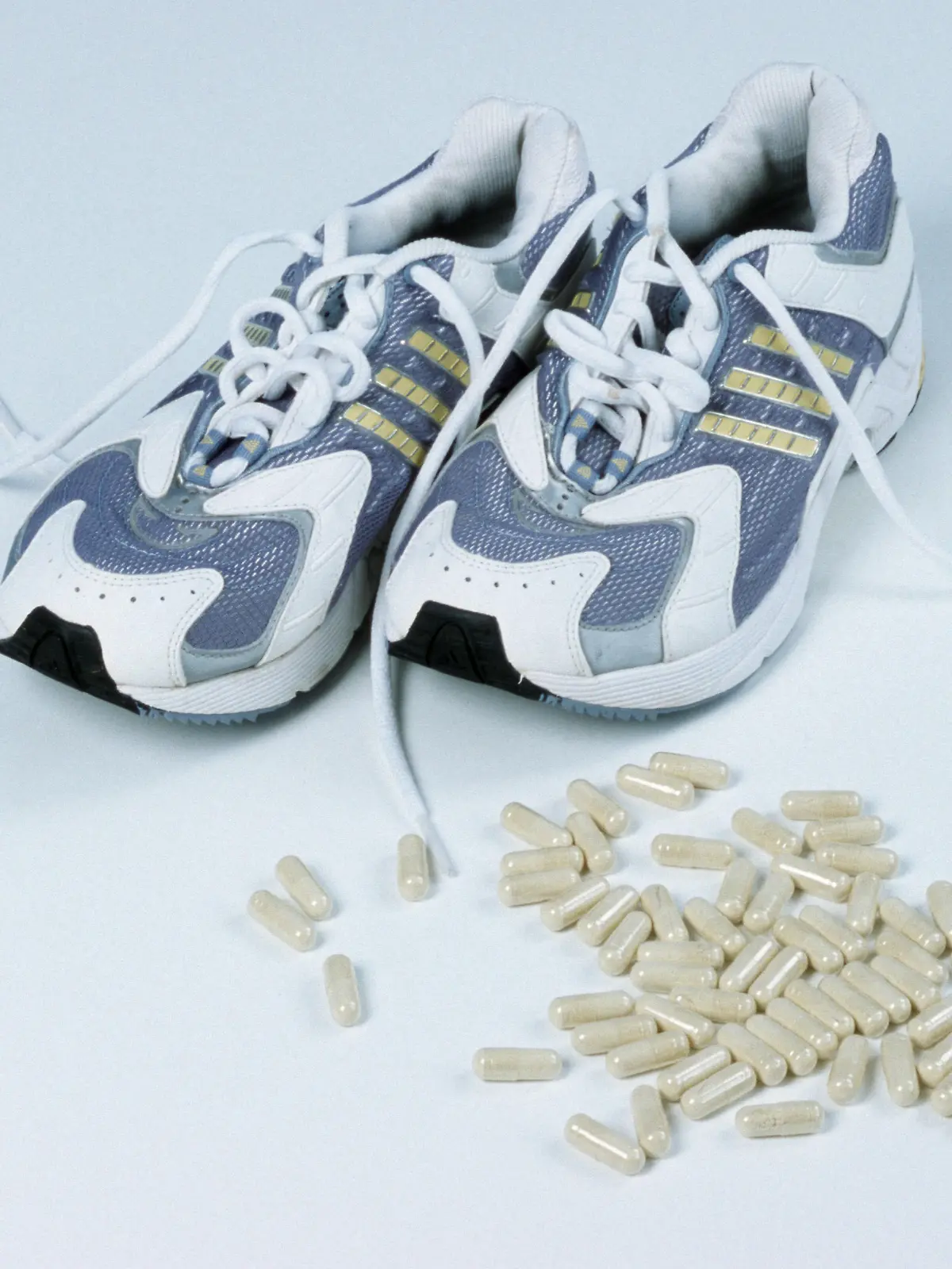 Gym shoes and L-Carnitin tablets / Turnschuhe und L-Carnitin-Tabletten / Nahrungsergaenzungsmittel, Nahrungsergänzungsmittel, Freisteller, cut out, Objekt, object, innen, Studio, indoor | Verwendung weltweit
