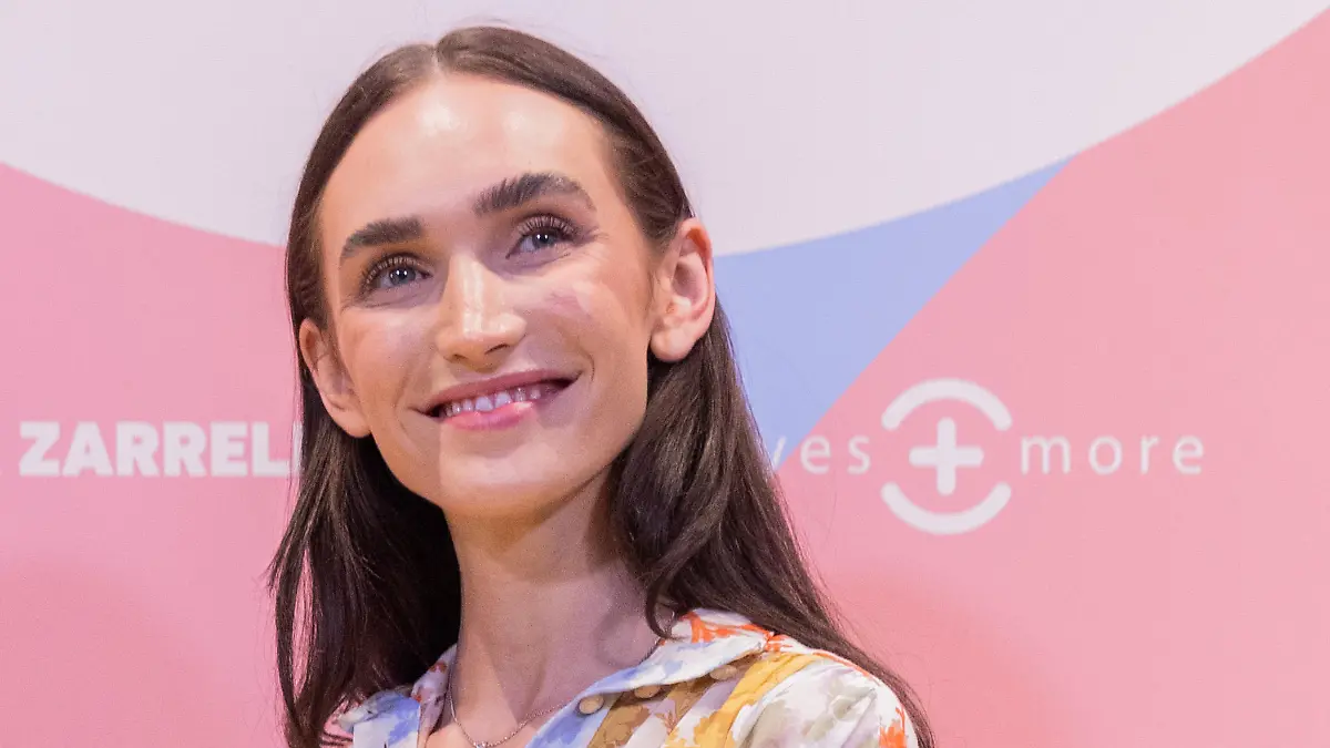 ARCHIV - 25.08.2022, Nordrhein-Westfalen, Köln: Model und Influencerin Anna Adayam, ehemals Wilken, steht auf dem gelben Teppich bei der Präsentation der Brillenkollektion Marke "eyes + more". (zu dpa: ««Unser Goldjunge»: Incluencerin Anna Adamyan erwartet einen Sohn») Foto: Rolf Vennenbernd/dpa +++ dpa-Bildfunk +++