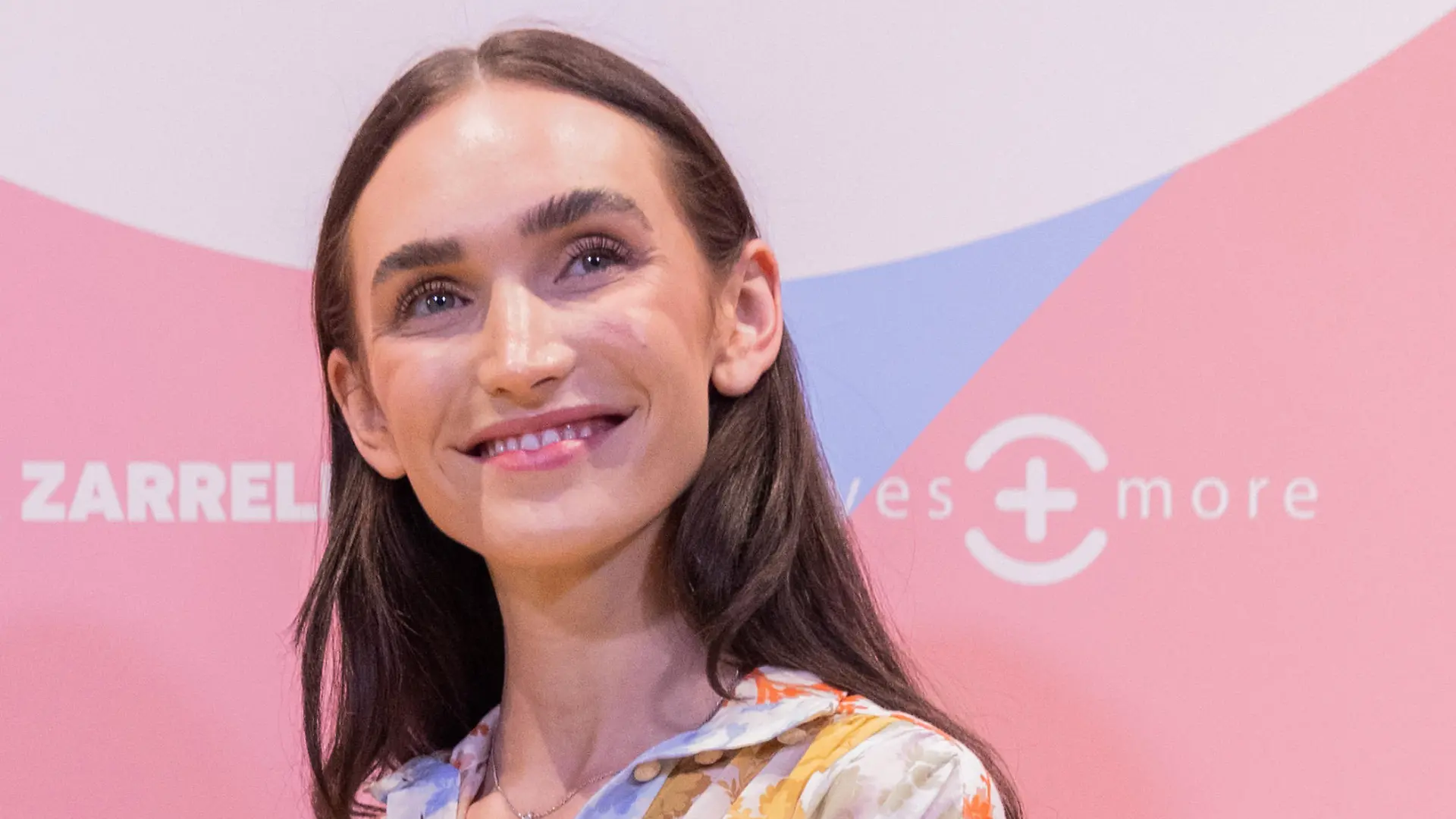 ARCHIV - 25.08.2022, Nordrhein-Westfalen, Köln: Model und Influencerin Anna Adayam, ehemals Wilken, steht auf dem gelben Teppich bei der Präsentation der Brillenkollektion Marke "eyes + more". (zu dpa: ««Unser Goldjunge»: Incluencerin Anna Adamyan erwartet einen Sohn») Foto: Rolf Vennenbernd/dpa +++ dpa-Bildfunk +++