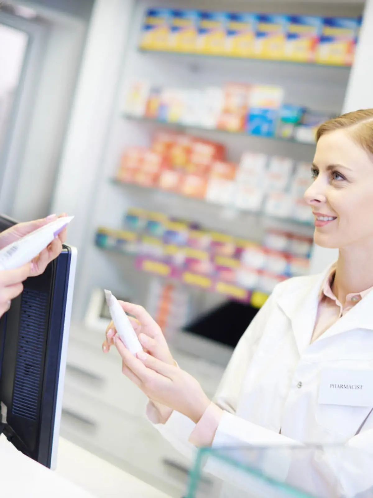 Apothekerin verkauft Frau eine Salbe