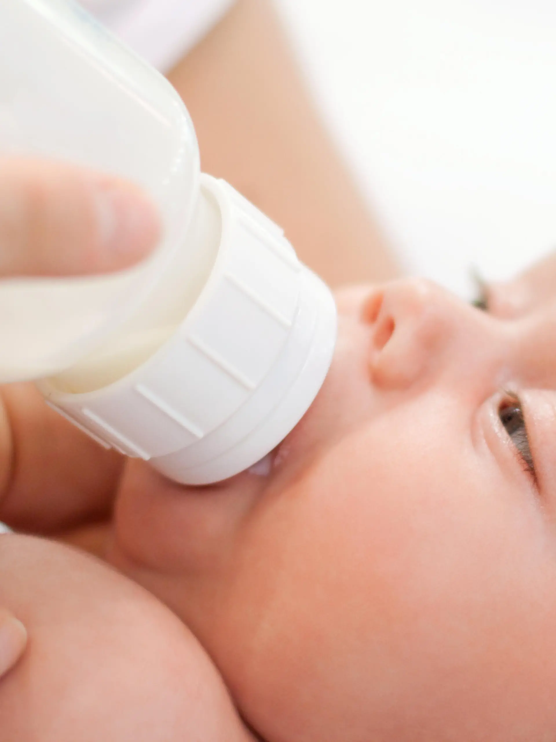 Nach dem Fläschchen haben Babys oft Bauchschmerzen. Vielleicht ist eine Laktoseintoleranz schuld.