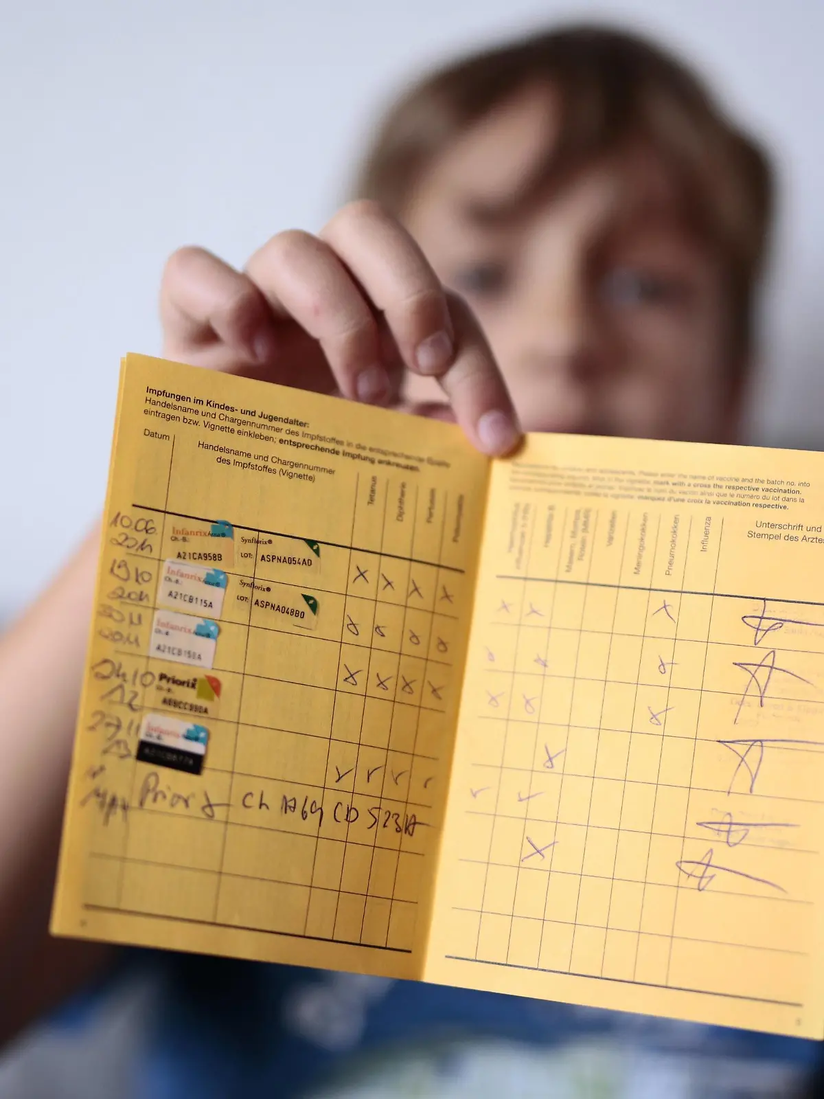  Junge zeigt seinen Impfpass, Sankt Augustin, 27.07.2017. Gestelltes Motiv. Sankt Augustin Deutschland PUBLICATIONxINxGERxSUIxAUTxONLY Copyright: xUtexGrabowskyx/xphotothek.netx