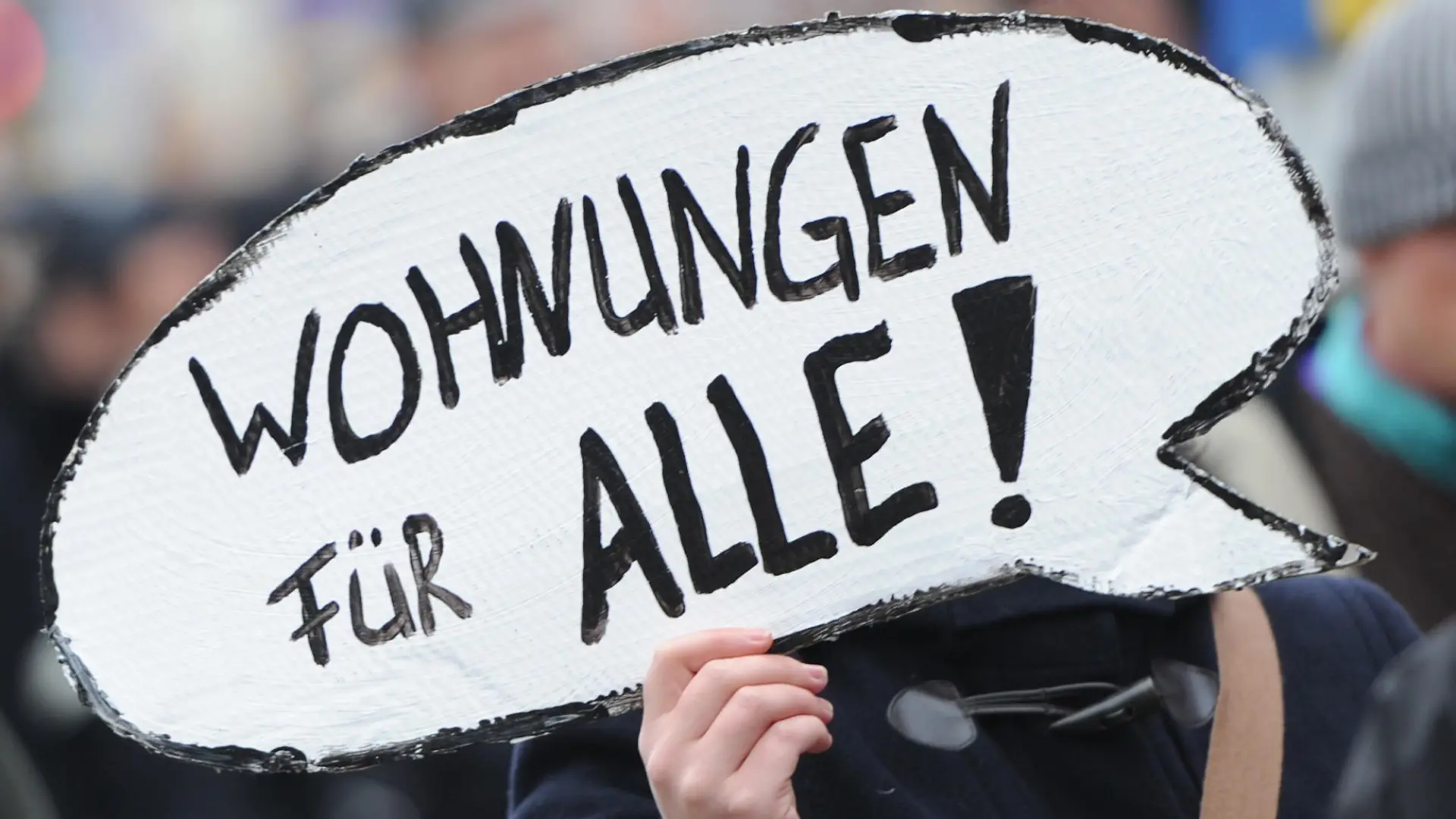 ARCHIV - 10.11.2012, Hamburg: Ein Frau demonstriert zusammen mit knapp 3000 Menschen gegen steigenden Mieten. (zu dpa «Auf dem Weg zu Berliner Verhältnissen? - Vor dem Aktionstag «Mietenwahnsinn stoppen»») Foto: Angelika Warmuth/dpa +++ dpa-Bildfunk +++