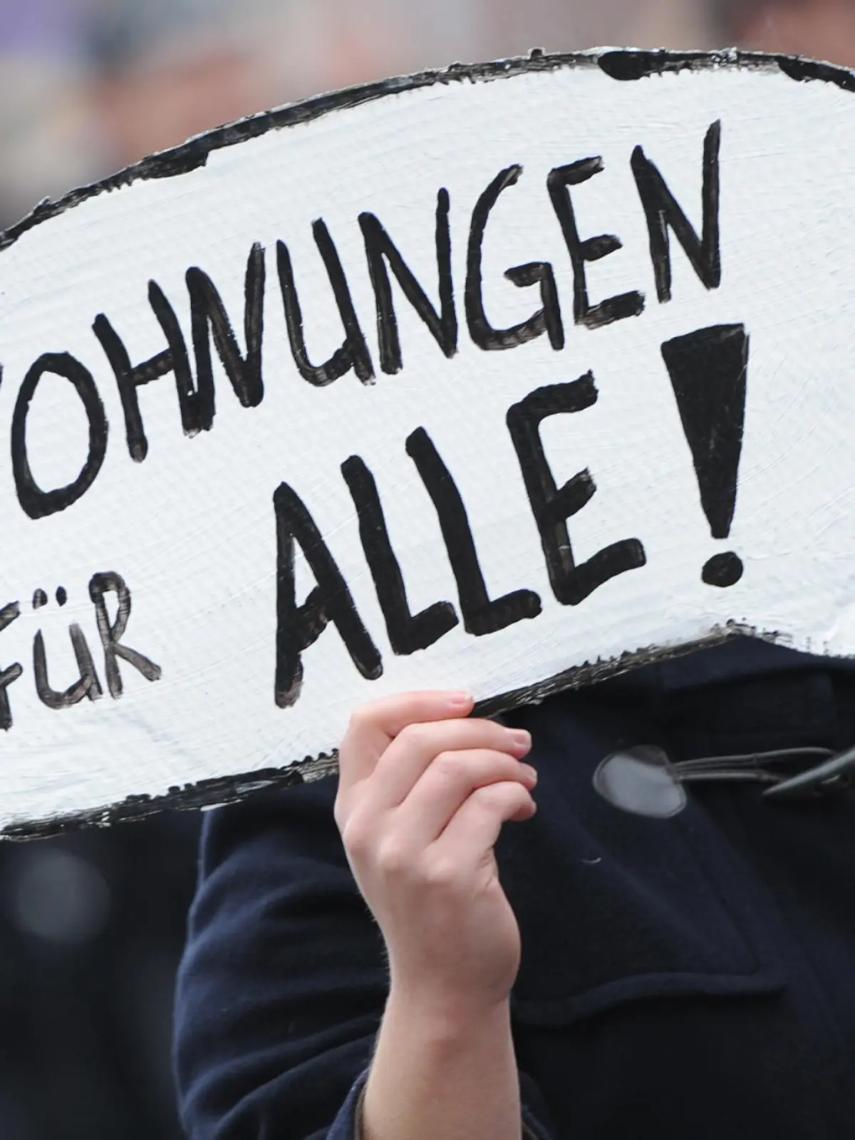 ARCHIV - 10.11.2012, Hamburg: Ein Frau demonstriert zusammen mit knapp 3000 Menschen gegen steigenden Mieten. (zu dpa «Auf dem Weg zu Berliner Verhältnissen? - Vor dem Aktionstag «Mietenwahnsinn stoppen»») Foto: Angelika Warmuth/dpa +++ dpa-Bildfunk +++