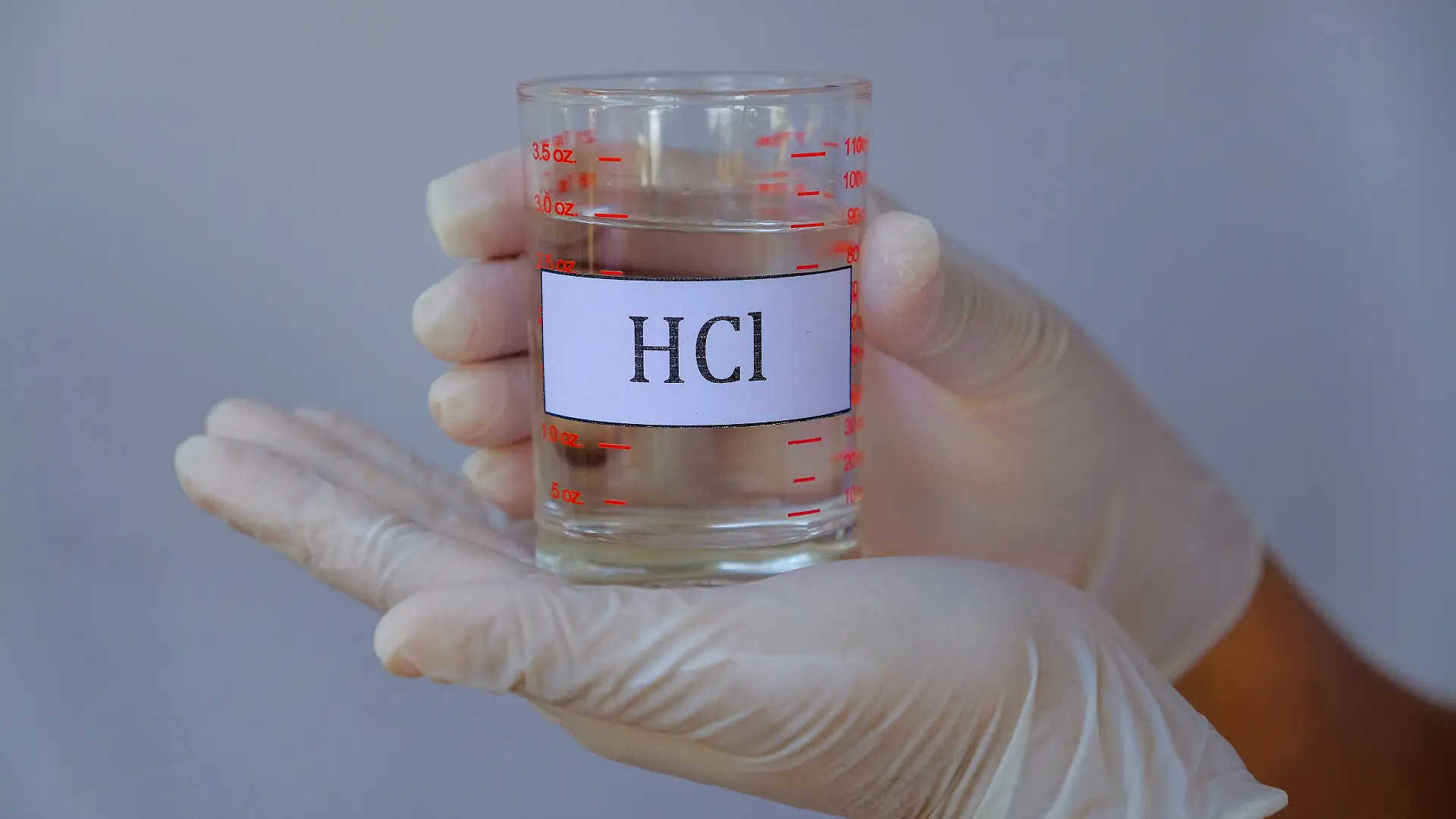 Salzsäurelösung in Glas