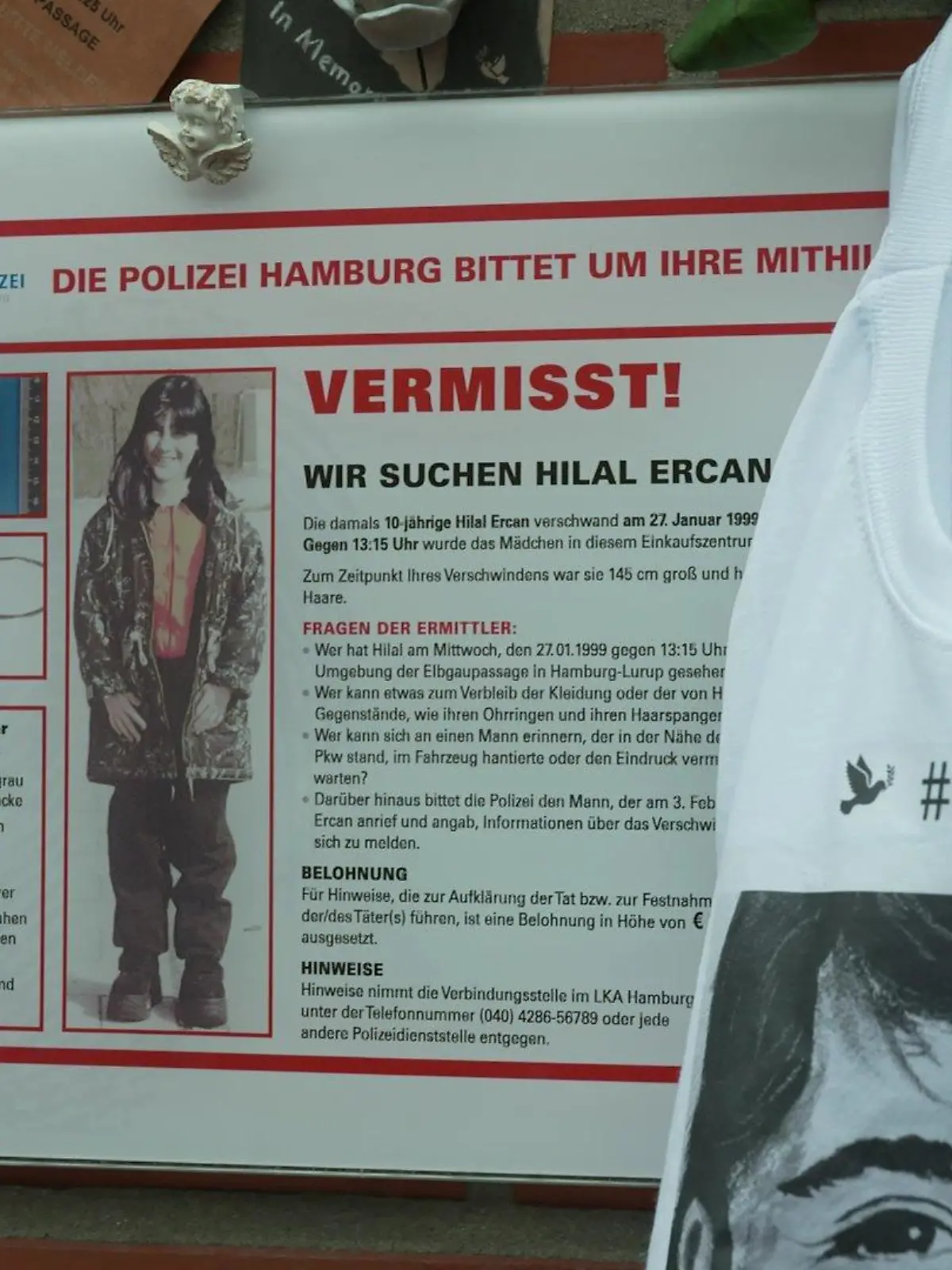 Mit dieser Gedenktafel erinnert die Familie von Hilal an ihr Verschwinden hier in Hamburg-Lurup.