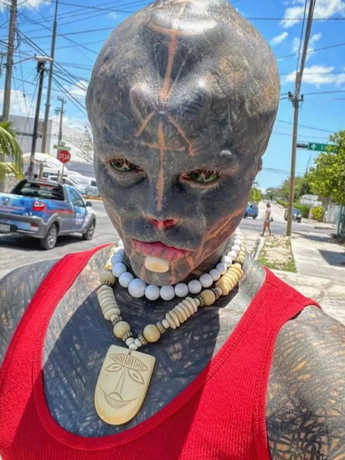 Für sein Aussehen wird er in Restaurants oft in die letzte Ecke gesetzt - um andere Gäste nicht zu erschrecken!
Anthony Loffredo ist mit seinem Look zufrieden, er will damit wie ein Alien aussehen - bei seinen Mitmenschen kommt sein Look allerdings nicht immer so gut an.