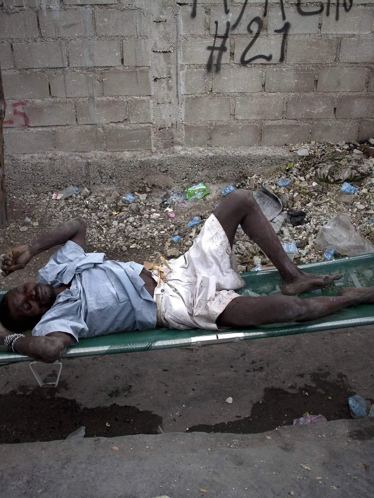 A man infected with cholera is helped by Doctors Without Borders (MSF) workers near the entrance of Santa Caterine Hospital in Cite Soleil, Port-au-Prince, Haiti on 10 November 2010. Cholera have killed 643 people and could be worse than expected, according to Pan American Health Organization (PAHO). EPA/ANDRES MARTINEZ CASARES  +++(c) dpa - Bildfunk+++
