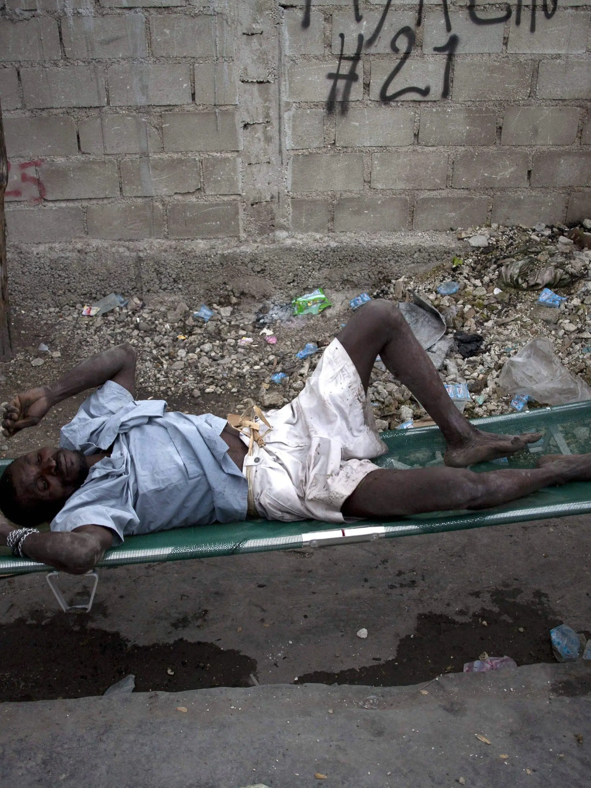 A man infected with cholera is helped by Doctors Without Borders (MSF) workers near the entrance of Santa Caterine Hospital in Cite Soleil, Port-au-Prince, Haiti on 10 November 2010. Cholera have killed 643 people and could be worse than expected, according to Pan American Health Organization (PAHO). EPA/ANDRES MARTINEZ CASARES  +++(c) dpa - Bildfunk+++