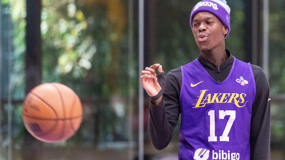 ARCHIV - 17.11.2022, USA, Los Angeles: Basketball-Nationalspieler Dennis Schröder gestikuliert beim Training der Los Angeles Lakers. Der Braunschweiger steht vor seinem Comeback bei den LA Lakers. (zu dpa: «Schröder: Bescherung für Kinder wegen NBA-Auswärtsspiel vorziehen») Foto: Maximilian Haupt/dpa +++ dpa-Bildfunk +++