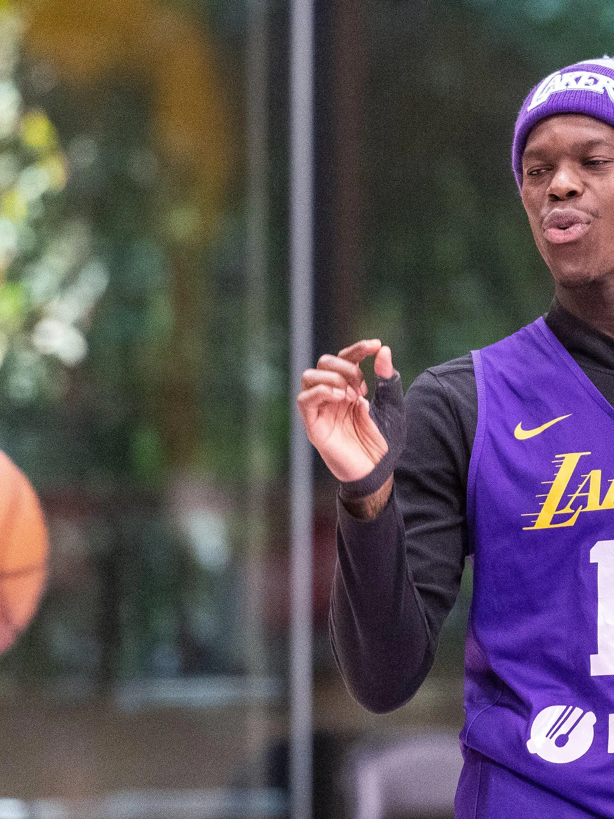 ARCHIV - 17.11.2022, USA, Los Angeles: Basketball-Nationalspieler Dennis Schröder gestikuliert beim Training der Los Angeles Lakers. Der Braunschweiger steht vor seinem Comeback bei den LA Lakers. (zu dpa: «Schröder: Bescherung für Kinder wegen NBA-Auswärtsspiel vorziehen») Foto: Maximilian Haupt/dpa +++ dpa-Bildfunk +++