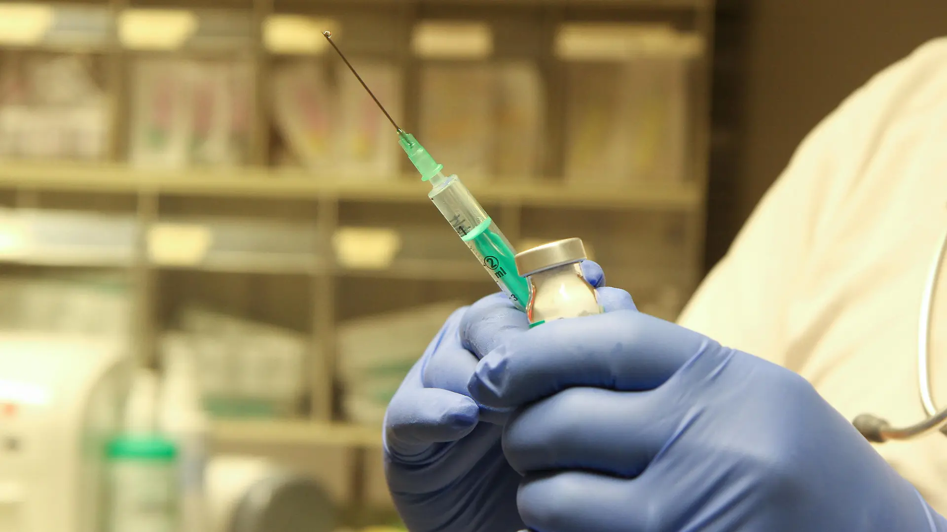 Freiburg Themenbild - Corona-Schutzimpfung, Corona-Impfung, Impfstoff, Impfzentrum, Impfung in einer Arztpraxis, Krankenhaus, Vorbeugung, Vorsorge, Impfung gegen Coronavirus Themenbild - Corona-Schutzimpfung, Corona-Impfung, Impfstoff, Impfzentrum, Impfung in einer Arztpraxis, Krankenhaus, Vorbeugung, Vorsorge, Impfung gegen Coronavirus Impfen eines Patienten mit einer Spritze durch einen Arzt, Doktor in einer Arztpraxis, Krankenhaus, Notfallaufnahme in Freiburg Schutzimpfung, Impfen, Spritze, spritzen, Corona Schutzimpfung, Coronaschutzimpfung, Corona-Schutzimpfung, Impfspritze, Arm, Oberarm, Coronaimpfung, Corona Impfung, Corona-Impfung, Bundesregierung, Impfpflicht, keine, Einstich, Stechen, Einstechen, Nadel, Impfnadel, Schutzimpfu Copyright: xFleigx/xEibner-Pressefotox EP_dfg