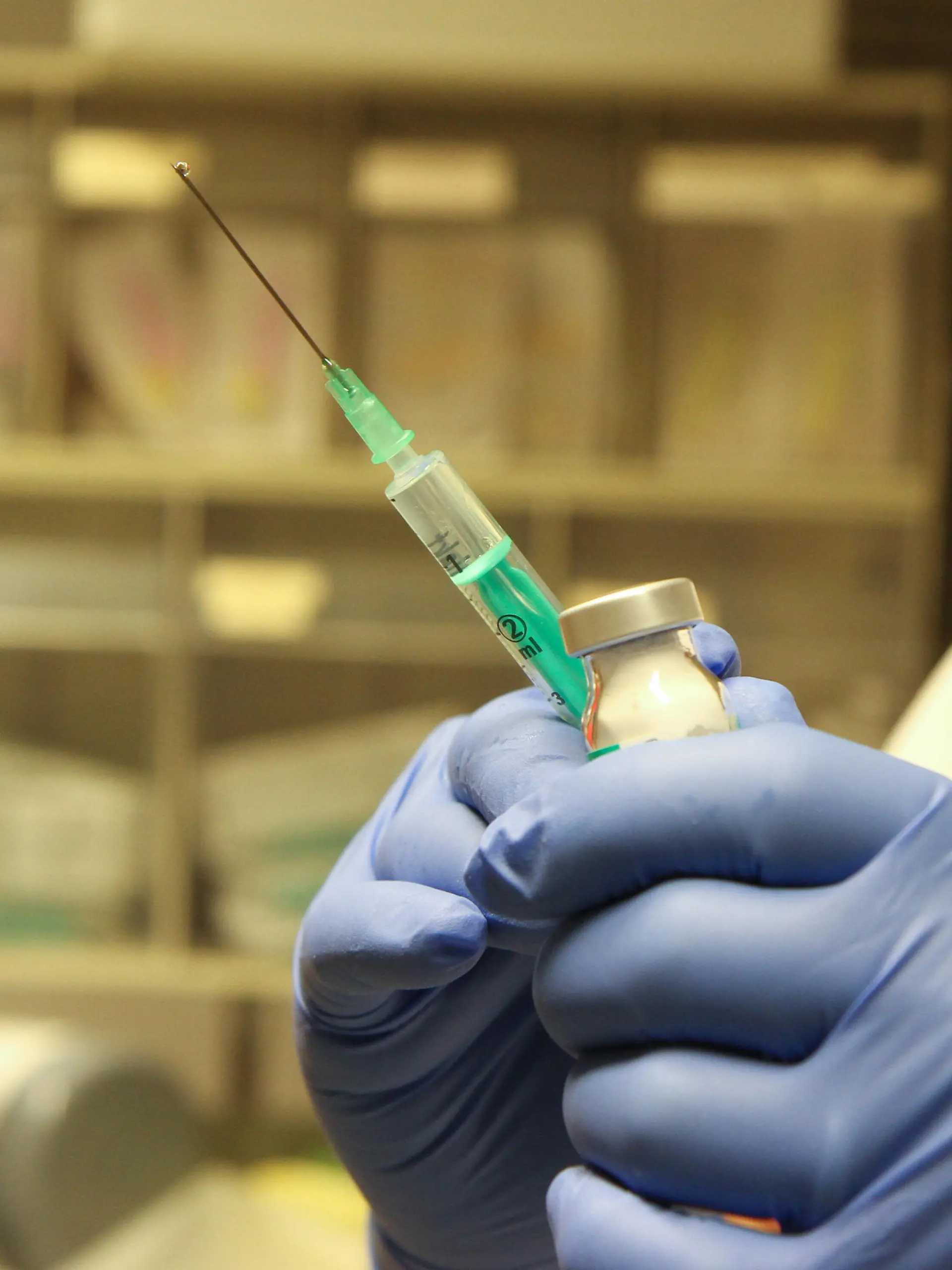  Freiburg Themenbild - Corona-Schutzimpfung, Corona-Impfung, Impfstoff, Impfzentrum, Impfung in einer Arztpraxis, Krankenhaus, Vorbeugung, Vorsorge, Impfung gegen Coronavirus Themenbild - Corona-Schutzimpfung, Corona-Impfung, Impfstoff, Impfzentrum, Impfung in einer Arztpraxis, Krankenhaus, Vorbeugung, Vorsorge, Impfung gegen Coronavirus Impfen eines Patienten mit einer Spritze durch einen Arzt, Doktor in einer Arztpraxis, Krankenhaus, Notfallaufnahme in Freiburg Schutzimpfung, Impfen, Spritze, spritzen, Corona Schutzimpfung, Coronaschutzimpfung, Corona-Schutzimpfung, Impfspritze, Arm, Oberarm, Coronaimpfung, Corona Impfung, Corona-Impfung, Bundesregierung, Impfpflicht, keine, Einstich, Stechen, Einstechen, Nadel, Impfnadel, Schutzimpfu Copyright: xFleigx/xEibner-Pressefotox EP_dfg