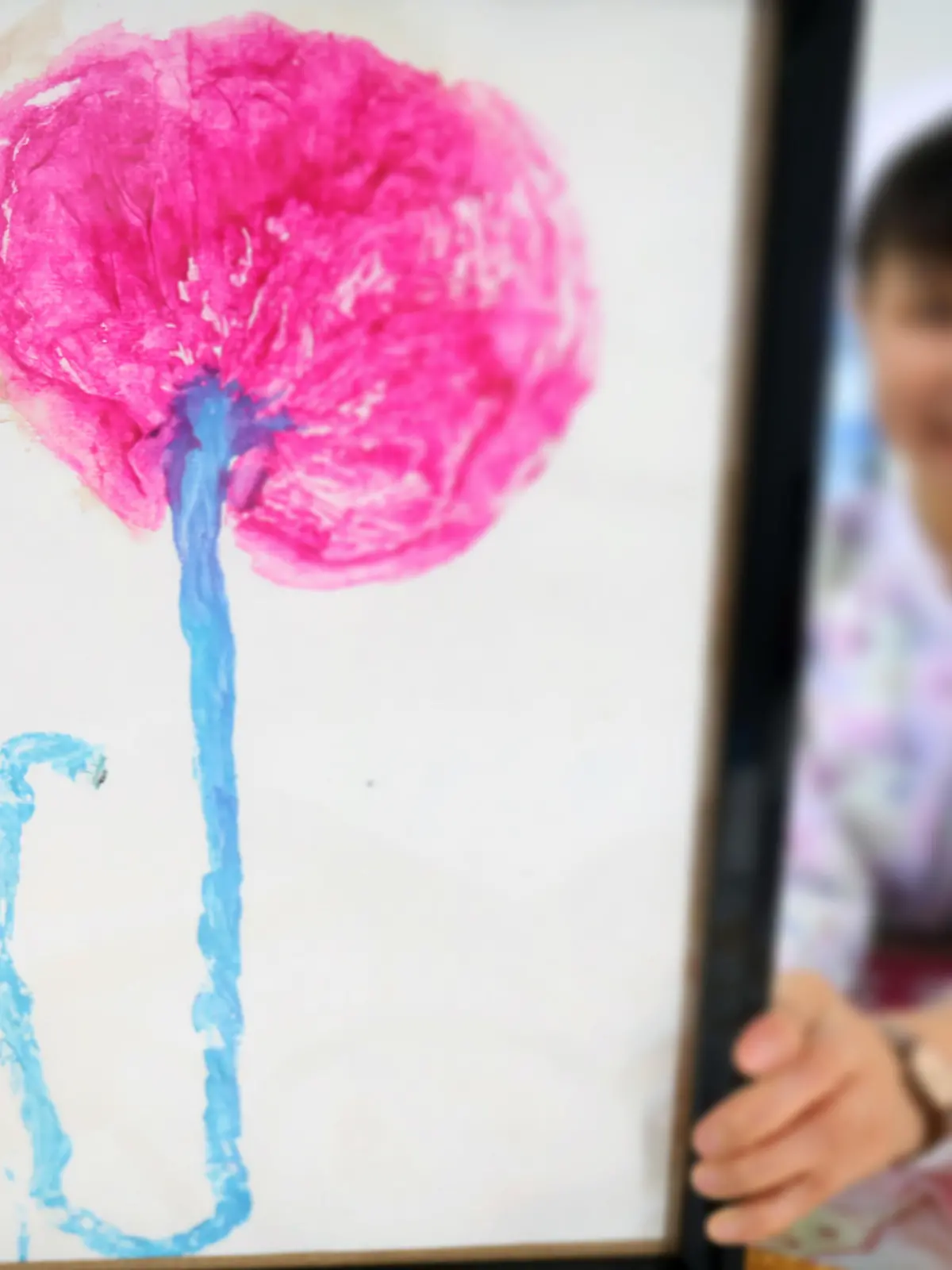 07.04.2019, China, Xi'an: A painting made from placenta featuring the shape of tree crown is displayed at a hospital in Xi'an city, northwest China's Shaanxi province, 7 April 2019.

A hospital from Xi'an city, northwest China's Shaanxi province, prepared creative presents for new parents. The presents were painted according to the placenta patterns, which featured the shape of tree crown. "The tree of life" indicated a vision of babies' healthy growth and becoming the pillar of the States. The healthy placentas will be regarded as nutrients after being buried under saplings. Foto: Chen Feibo/Imaginechina/dpa |
