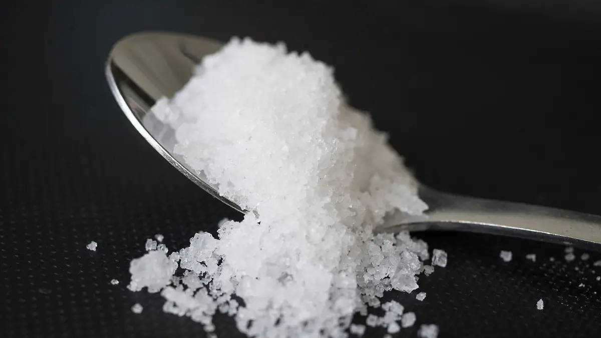 ILLUSTRATION - Ein Salzhaufchen (Fleur de Sel) liegt am 17.04.2018 in Berlin auf einem Loeffel. Foto: Robert Guenther | Verwendung weltweit