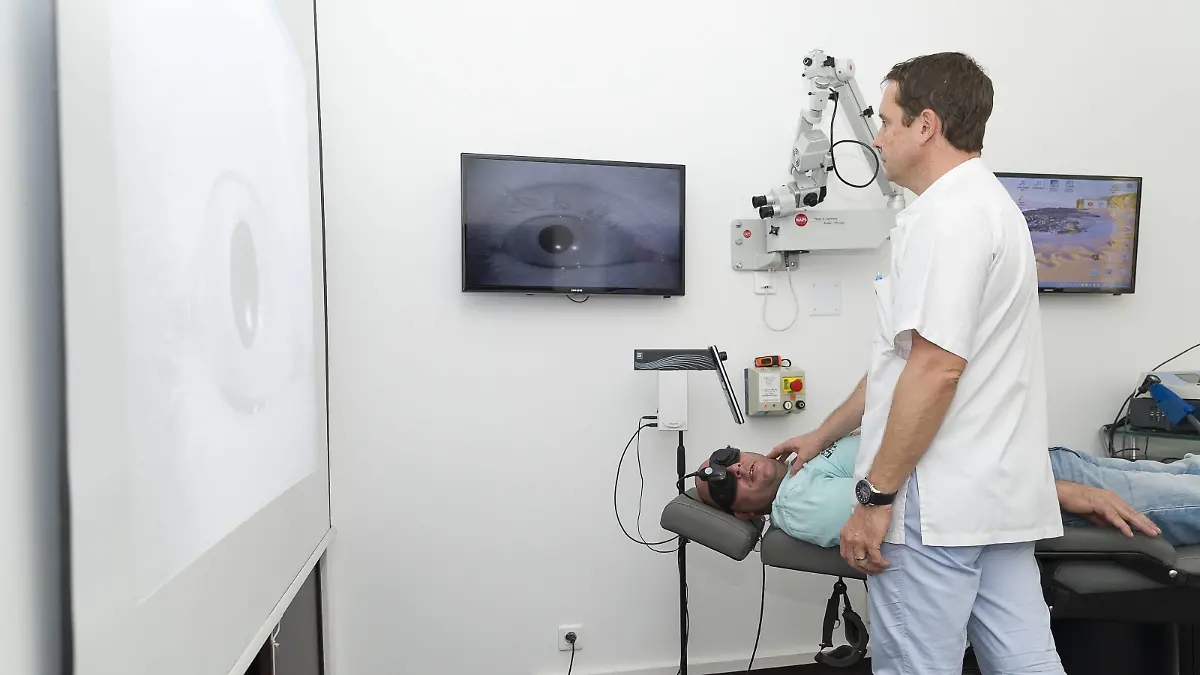 Reportage on an ENT doctor in Nice, France, treating patients suffering from dizziness. A patient during a videonystagmoscopy test. Using a videonystagmoscopy mask that films the eye using infrared, an analysis of the stability of eye movement is carried out, looking for a nystagmus. If the test reveals unstable eye movement in various conditions, this will provide vital information on the origin of the symptoms of dizziness. | Verwendung weltweit, Keine Weitergabe an Wiederverkäufer.
