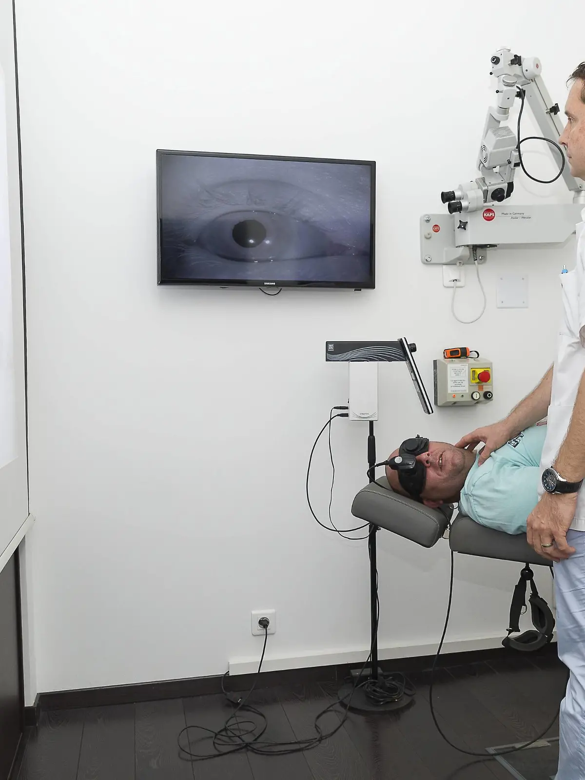 Reportage on an ENT doctor in Nice, France, treating patients suffering from dizziness. A patient during a videonystagmoscopy test. Using a videonystagmoscopy mask that films the eye using infrared, an analysis of the stability of eye movement is carried out, looking for a nystagmus. If the test reveals unstable eye movement in various conditions, this will provide vital information on the origin of the symptoms of dizziness. | Verwendung weltweit, Keine Weitergabe an Wiederverkäufer.
