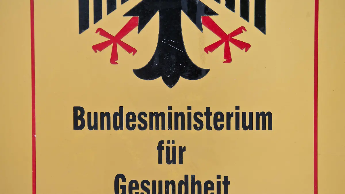 ARCHIV - Das Schild «Bundesministerium für Gesundheit», aufgenommen am 18.05.2011 in Berlin. Ein Lobbyist der Apothekerschaft soll sich illegal jahrelang geheime Unterlagen aus dem Bundesgesundheitsministerium beschafft haben. Die Berliner Staatsanwaltschaft bestätigte entsprechende Ermittlungen auf Anfrage der «Süddeutschen Zeitung» (Mittwoch, 12.12.2012). Foto: Tobias Kleinschmidt/dpa (zu dpa Medien: Ermittlungen wegen Datenspionage im Gesundheitsministerium« vom 11.12.2012)  +++(c) dpa - Bildfunk+++