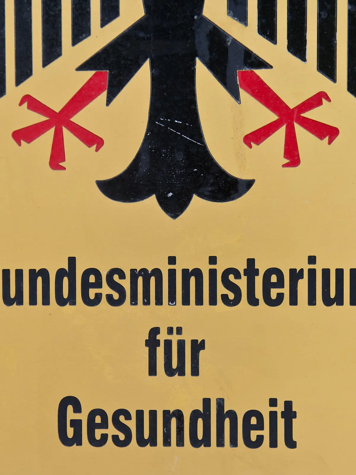 ARCHIV - Das Schild «Bundesministerium für Gesundheit», aufgenommen am 18.05.2011 in Berlin. Ein Lobbyist der Apothekerschaft soll sich illegal jahrelang geheime Unterlagen aus dem Bundesgesundheitsministerium beschafft haben. Die Berliner Staatsanwaltschaft bestätigte entsprechende Ermittlungen auf Anfrage der «Süddeutschen Zeitung» (Mittwoch, 12.12.2012). Foto: Tobias Kleinschmidt/dpa (zu dpa Medien: Ermittlungen wegen Datenspionage im Gesundheitsministerium« vom 11.12.2012)  +++(c) dpa - Bildfunk+++