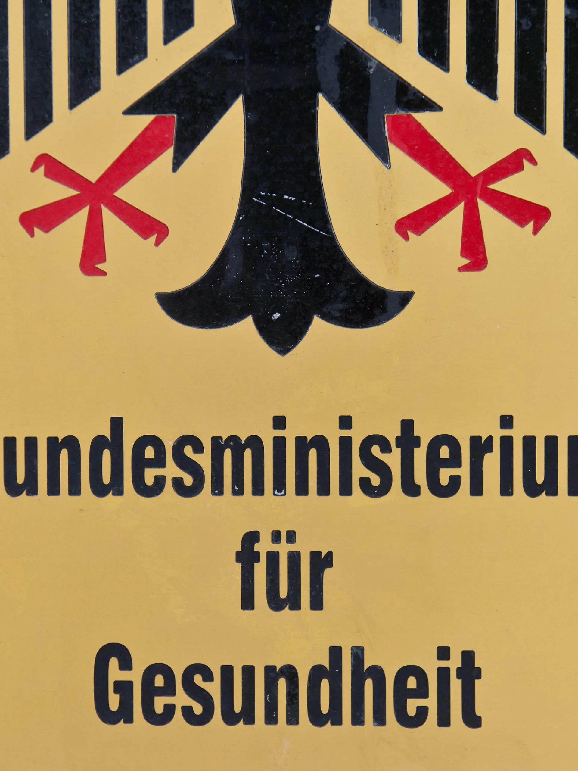ARCHIV - Das Schild «Bundesministerium für Gesundheit», aufgenommen am 18.05.2011 in Berlin. Ein Lobbyist der Apothekerschaft soll sich illegal jahrelang geheime Unterlagen aus dem Bundesgesundheitsministerium beschafft haben. Die Berliner Staatsanwaltschaft bestätigte entsprechende Ermittlungen auf Anfrage der «Süddeutschen Zeitung» (Mittwoch, 12.12.2012). Foto: Tobias Kleinschmidt/dpa (zu dpa Medien: Ermittlungen wegen Datenspionage im Gesundheitsministerium« vom 11.12.2012)  +++(c) dpa - Bildfunk+++