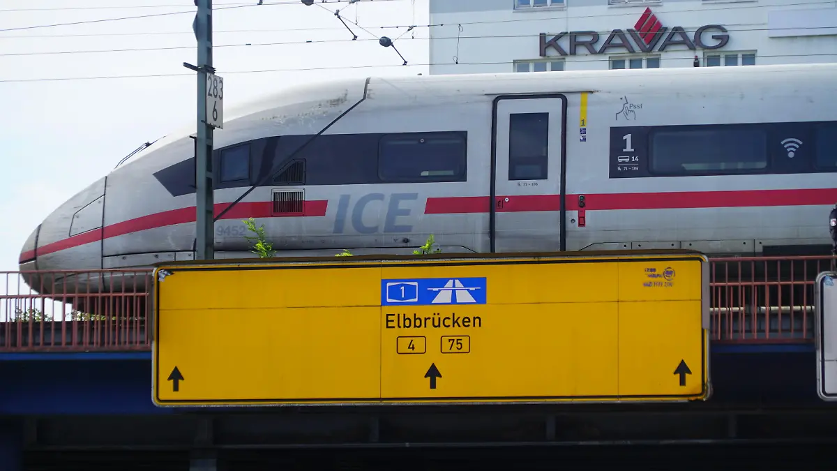 Am Sonntagmorgen gegen 09:30 Uhr ist ein ICE auf dem Weg nach Hamburg aufgrund einer abgerissenen Oberleitung in Höhe der Brücke über der "Billhorner Brückenstraße" liegengeblieben. Der Zug war leer und war in Richtung Hauptbahnhof unterwegs. Die alarmierte Feuerwehr wurde nicht tätig, die Bahn regelte die Reparatur und das Abschleppen des Zuges in Eigenregie.
