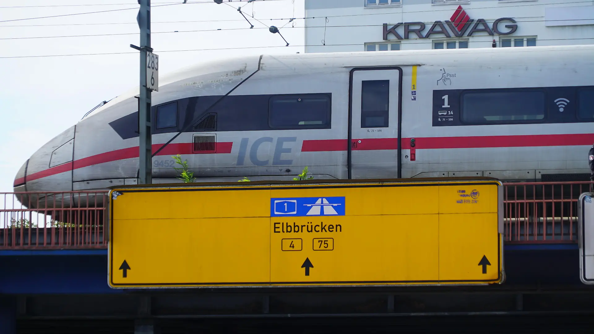 Am Sonntagmorgen gegen 09:30 Uhr ist ein ICE auf dem Weg nach Hamburg aufgrund einer abgerissenen Oberleitung in Höhe der Brücke über der "Billhorner Brückenstraße" liegengeblieben. Der Zug war leer und war in Richtung Hauptbahnhof unterwegs. Die alarmierte Feuerwehr wurde nicht tätig, die Bahn regelte die Reparatur und das Abschleppen des Zuges in Eigenregie.
