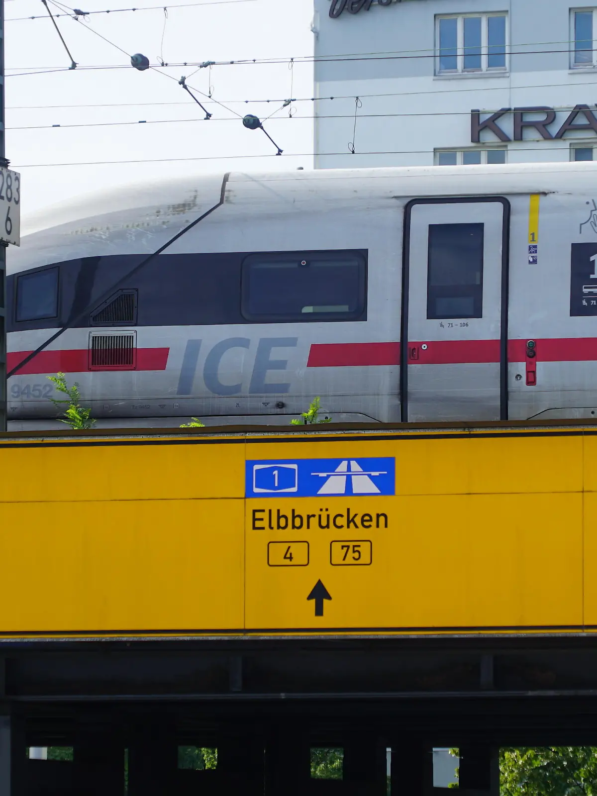 Am Sonntagmorgen gegen 09:30 Uhr ist ein ICE auf dem Weg nach Hamburg aufgrund einer abgerissenen Oberleitung in Höhe der Brücke über der "Billhorner Brückenstraße" liegengeblieben. Der Zug war leer und war in Richtung Hauptbahnhof unterwegs. Die alarmierte Feuerwehr wurde nicht tätig, die Bahn regelte die Reparatur und das Abschleppen des Zuges in Eigenregie.
