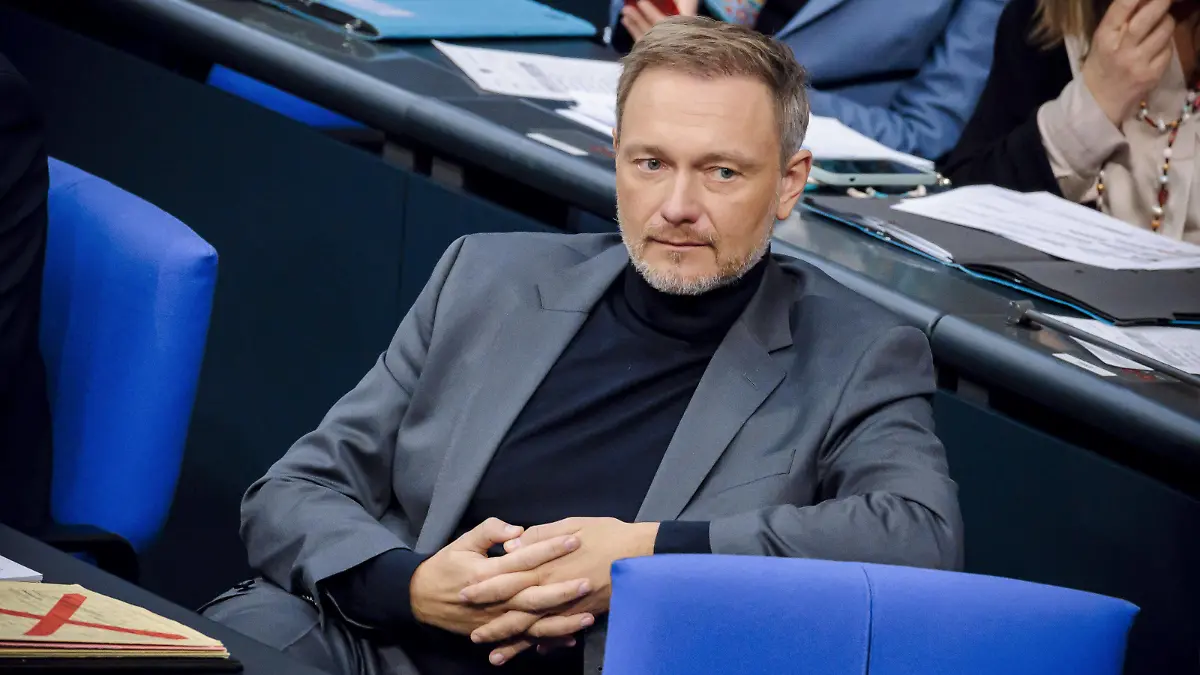 Christian Lindner FDP, Bundesminister der Finanzen, auf der Regierungsbank im Deutschen Bundestag. Berlin, 22.11.2022 Berlin Germany *** Christian Lindner FDP , Federal Minister of Finance, on the government bench in the German Bundestag Berlin, 22 11 2022 Berlin Germany Copyright: xThomasxTrutschel/photothek.dex