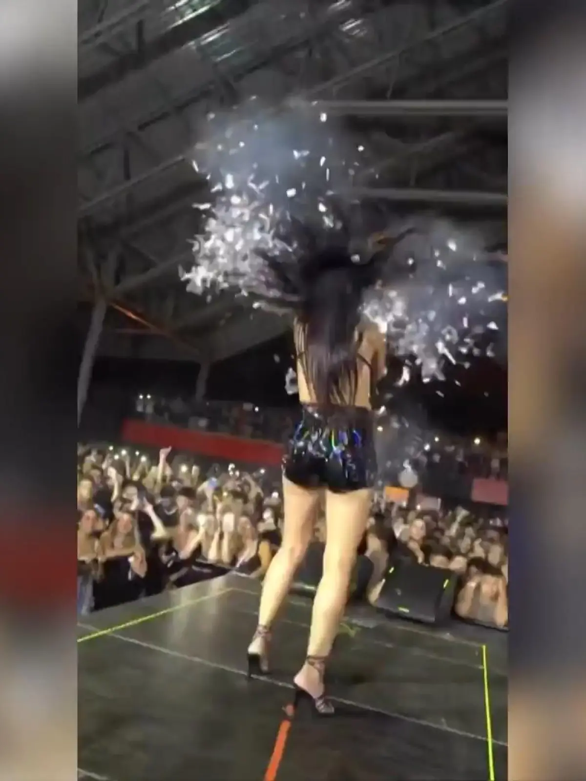 Es sollte ein bombastischer Auftritt in Brasilien werden: DJane Flavia Ribiero spielt vor dem Publikum in Santa Catarina. Um die Menge noch ein bisschen aufzuheizen will sie eine Konfettikanone ins Publikum schießen – doch die zündet nicht wie gedacht. Das ganze Debakel sehen Sie im Video.